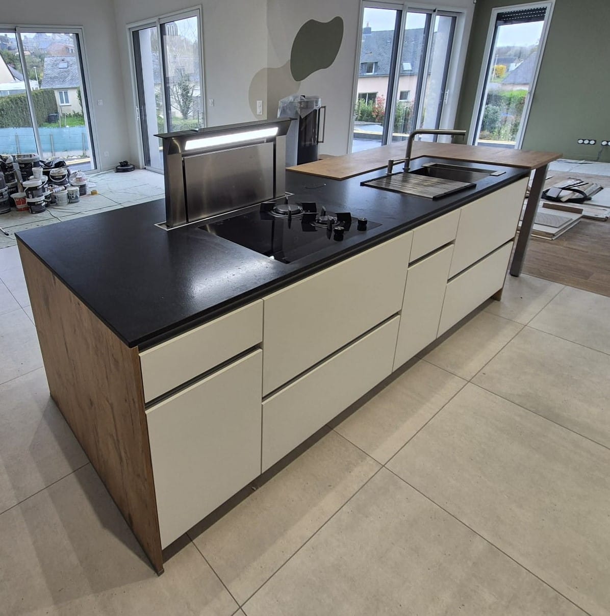 Cuisine sur mesure avec façades claires et plan de travail sombre à Vitré 45 2