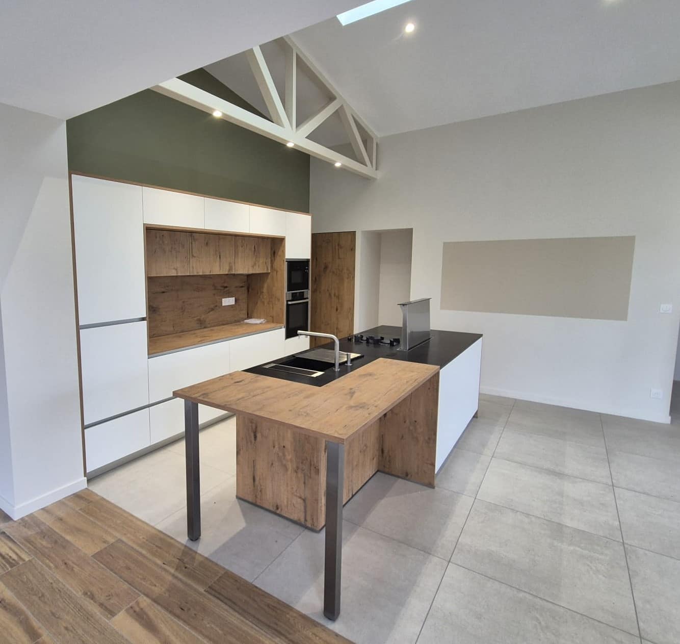 Cuisine sur mesure avec table intégrée et rangements personnalisés à Vitré