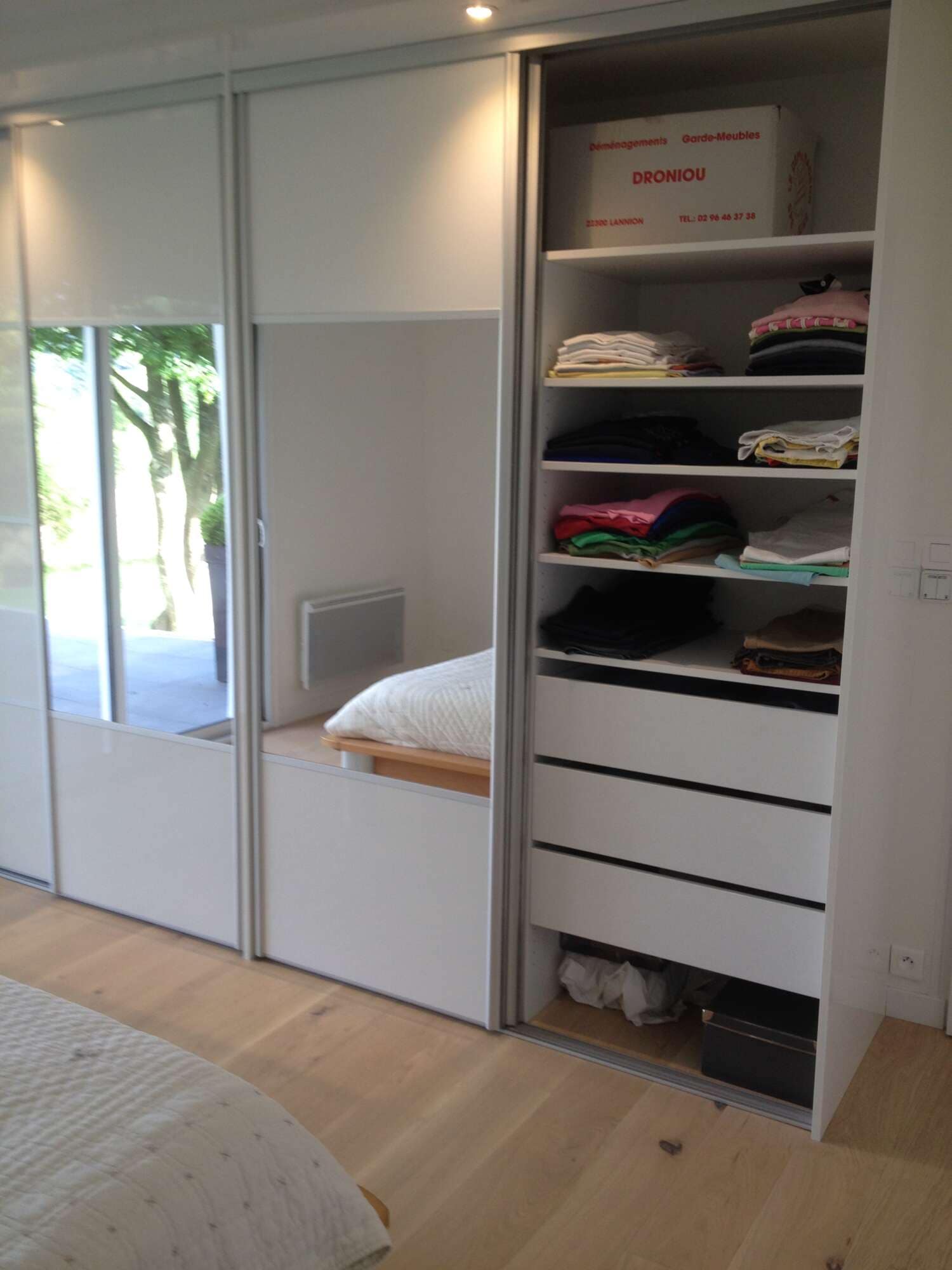 Dressing sur mesure avec rangements modulables et finitions bois, fabrication artisanale à Vitré
