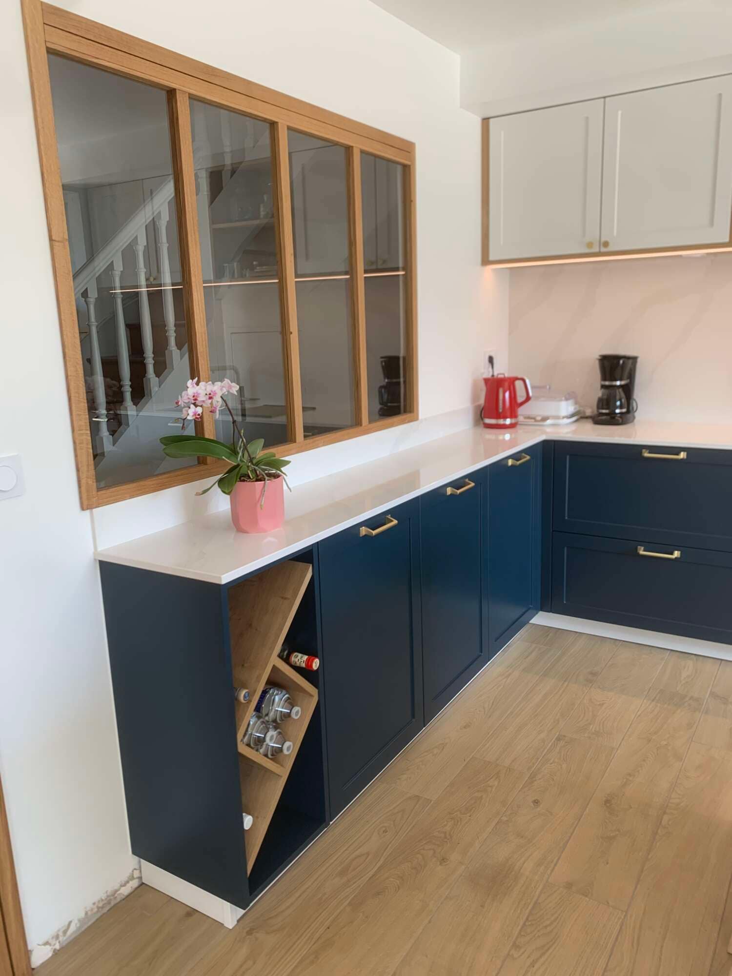 Cuisine sur mesure avec plan de travail clair et façades bleues à Vitré