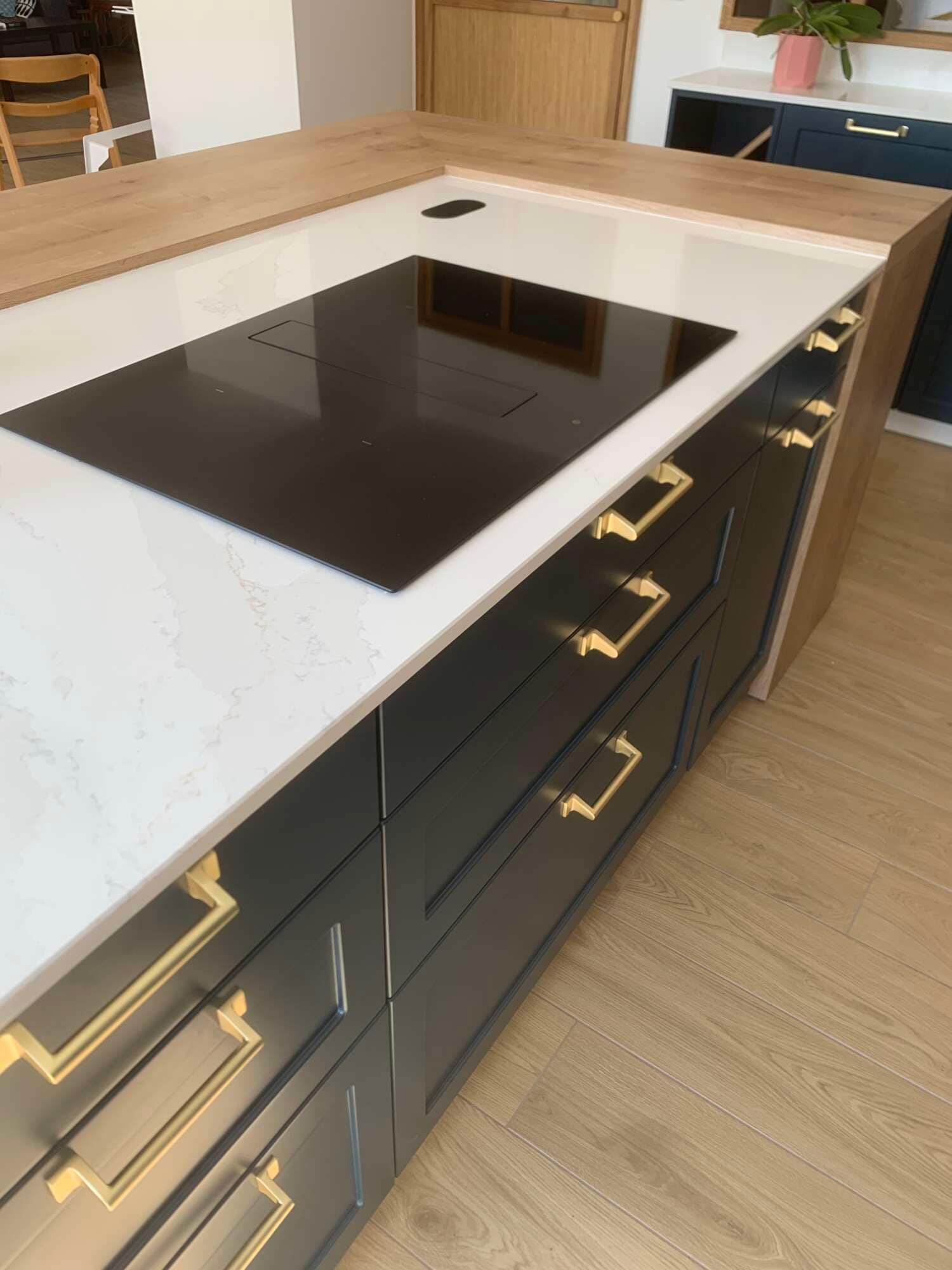 Détail de poignées et façades de cuisine sur mesure à Vitré