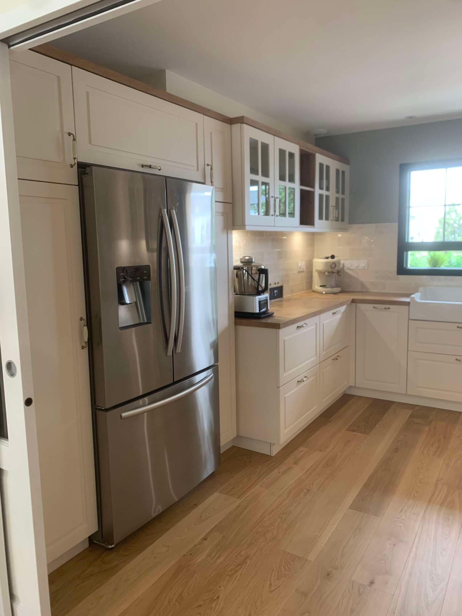 Réfrigérateur intégré dans une cuisine sur mesure à Vitré