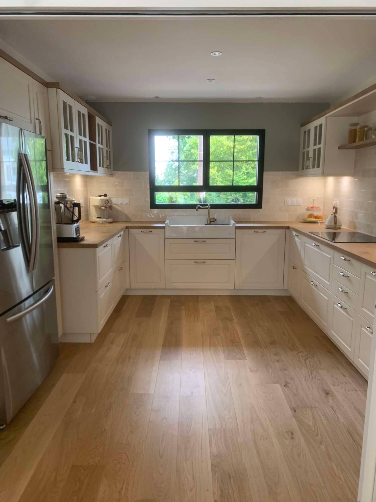 Cuisine lumineuse sur mesure avec rangements blancs à Vitré