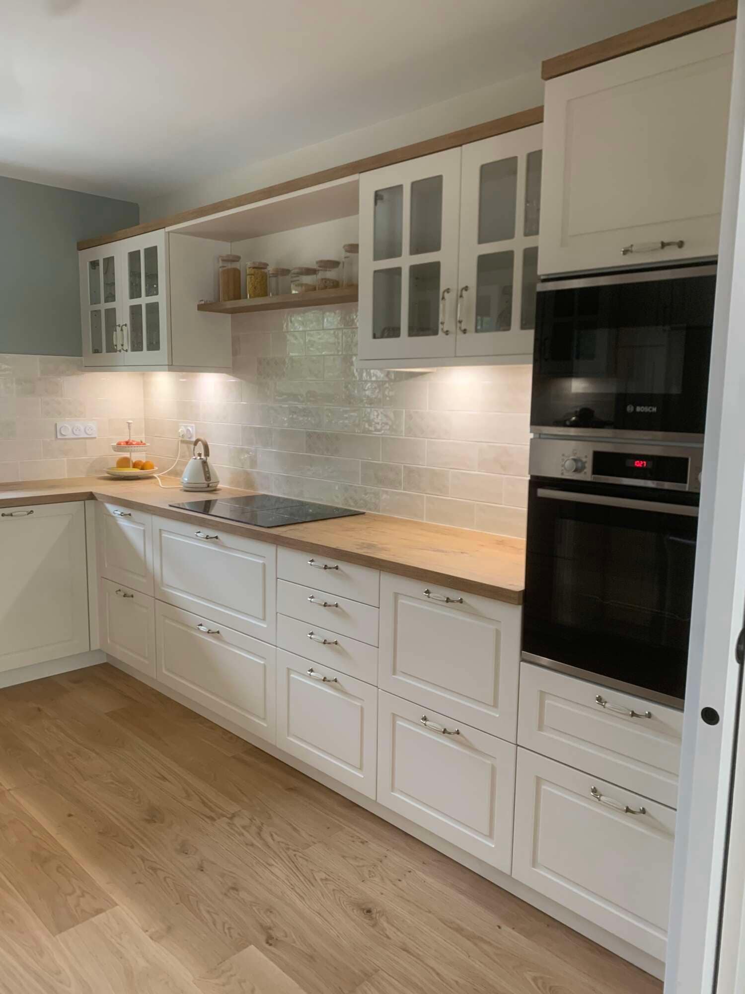 Cuisine sur mesure avec crédence carrelée et plan de travail clair à Vitré