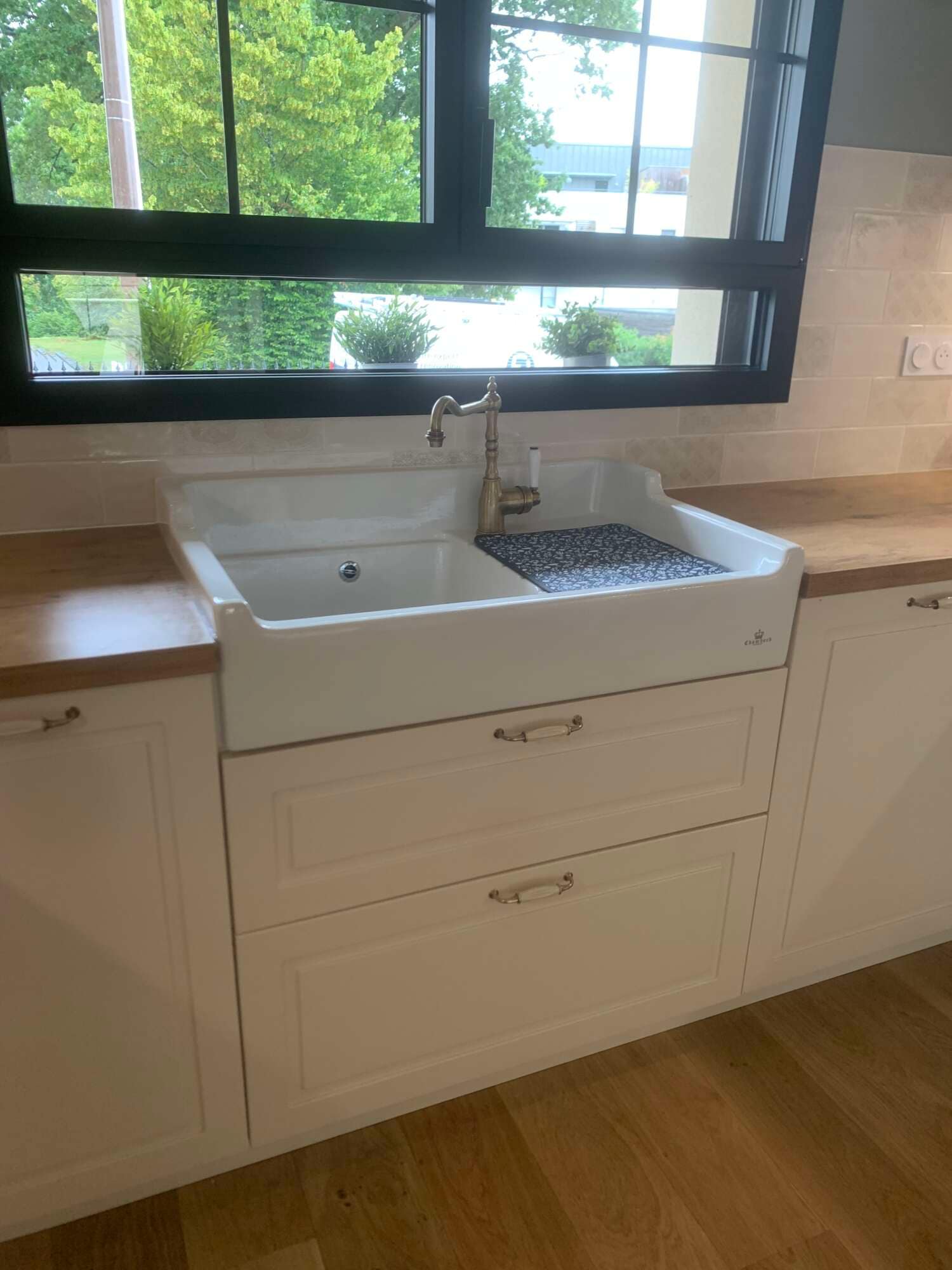 Évier céramique intégré dans une cuisine sur mesure à Vitré