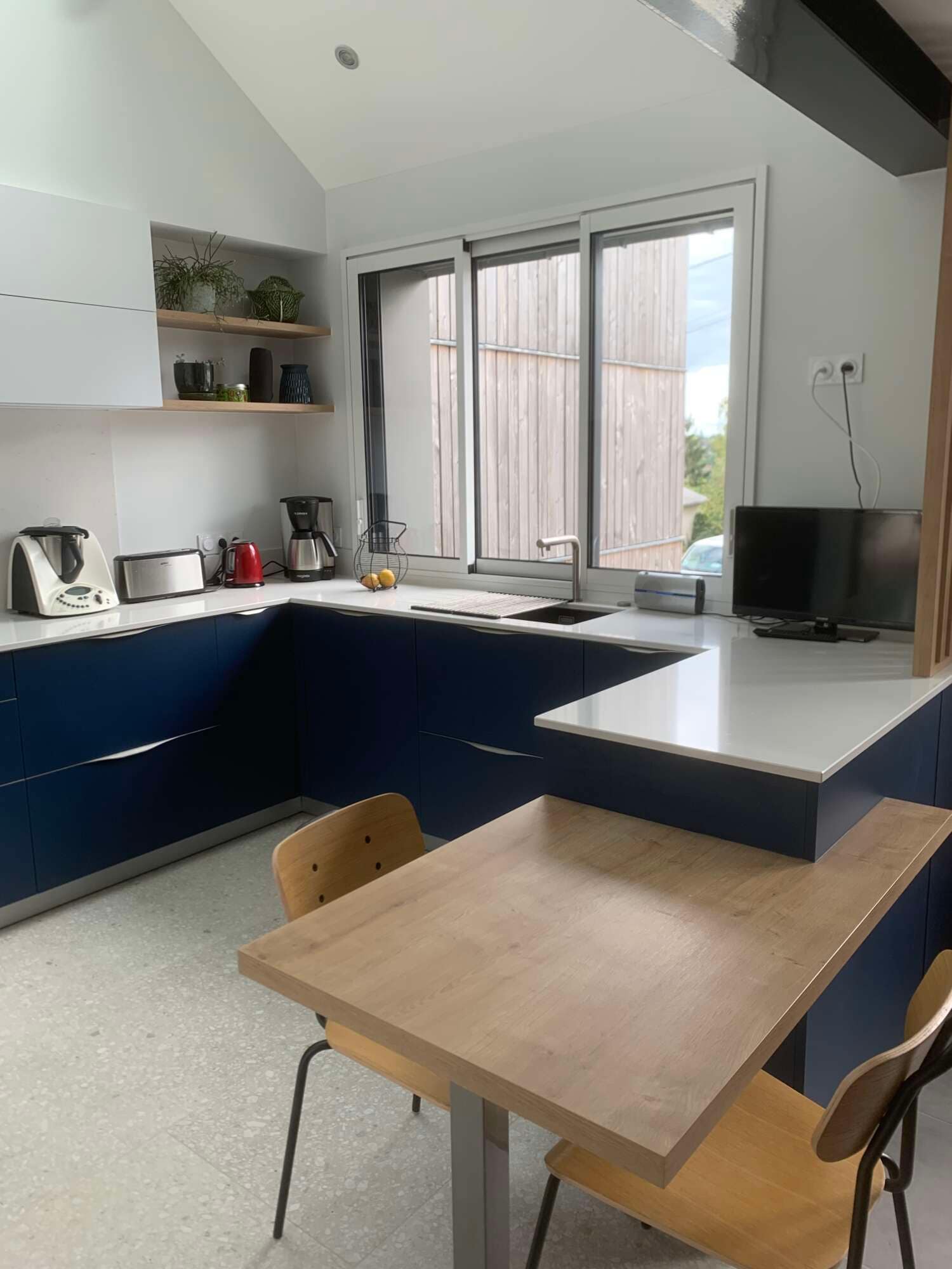 Cuisine en angle sur mesure avec façades bleues à Vitré