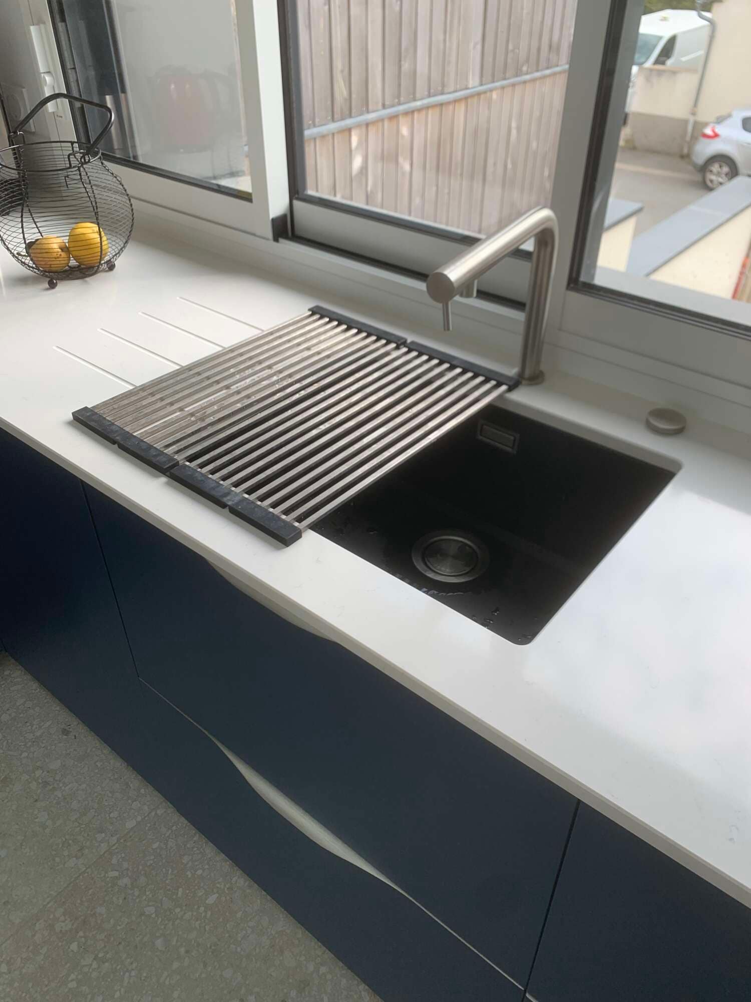 Évier avec égouttoir intégré dans une cuisine sur mesure à Vitré