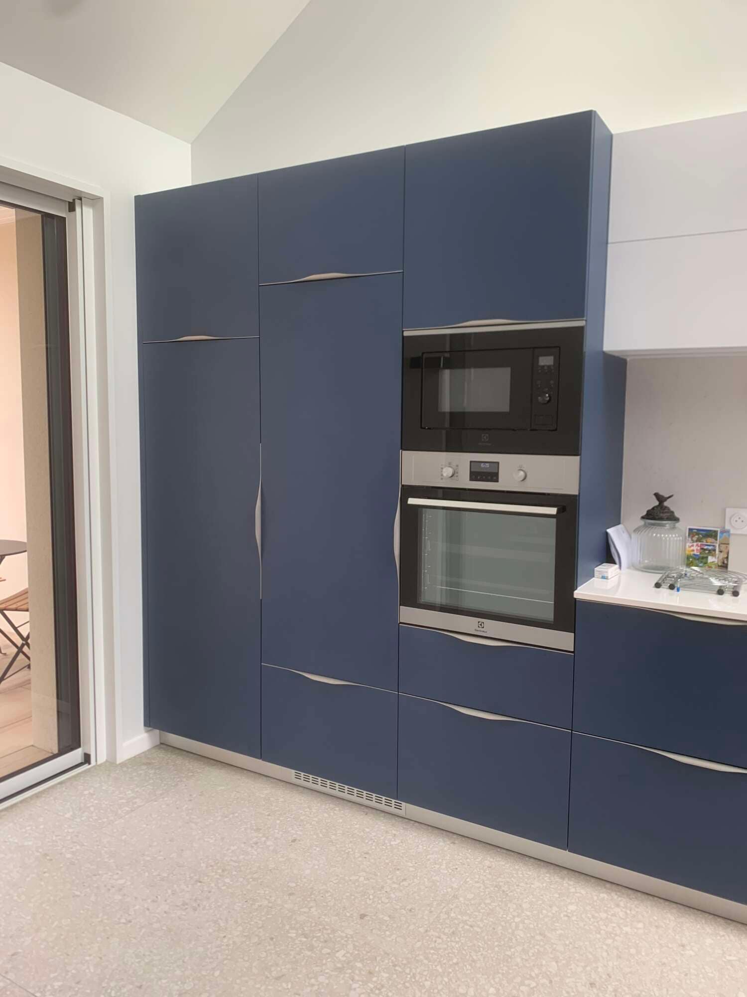 Colonne de rangement avec four intégré dans une cuisine sur mesure à Vitré