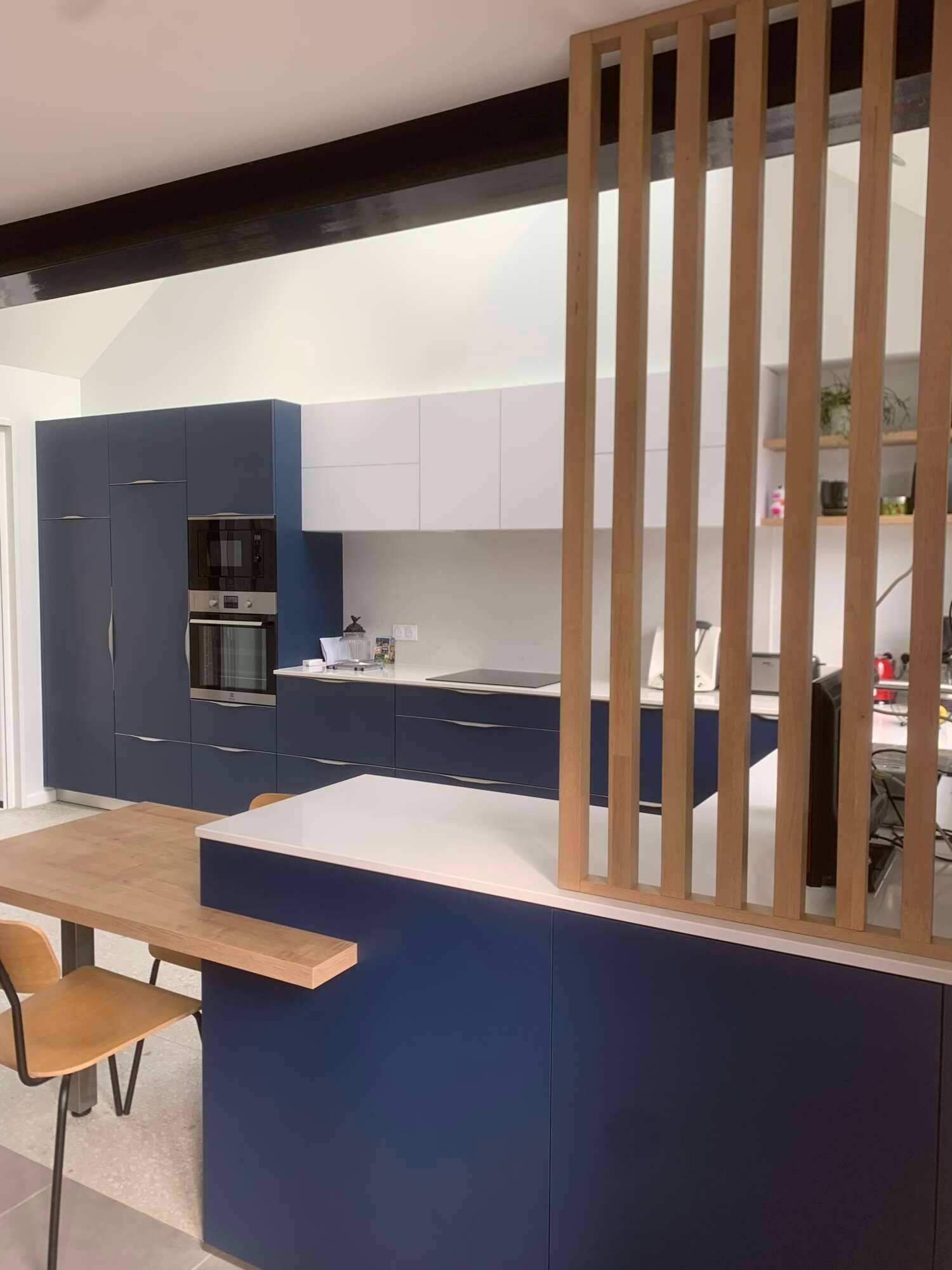 Claustra bois intégré dans une cuisine sur mesure à Vitré