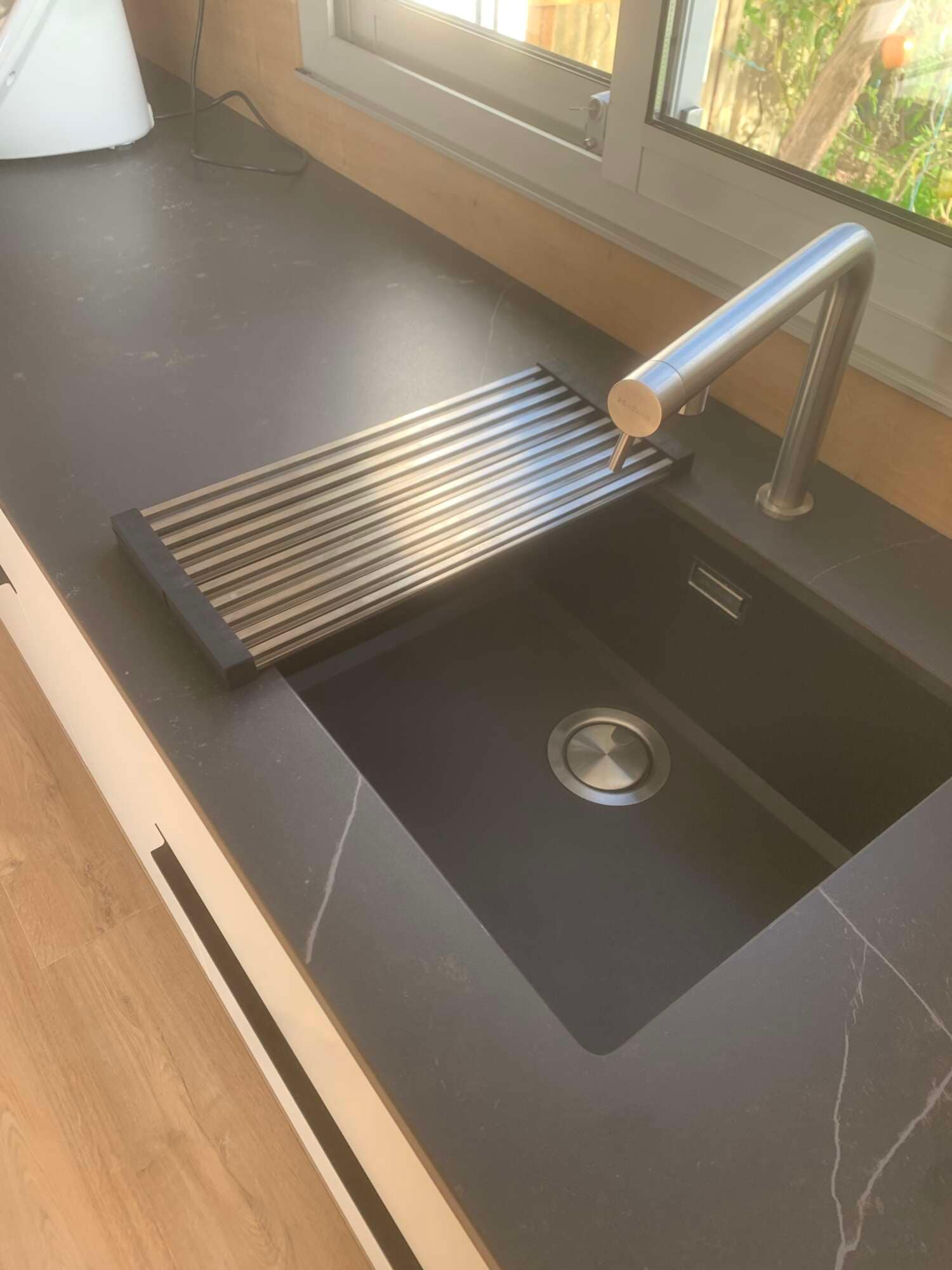 Évier encastré avec égouttoir dans une cuisine sur mesure à Vitré