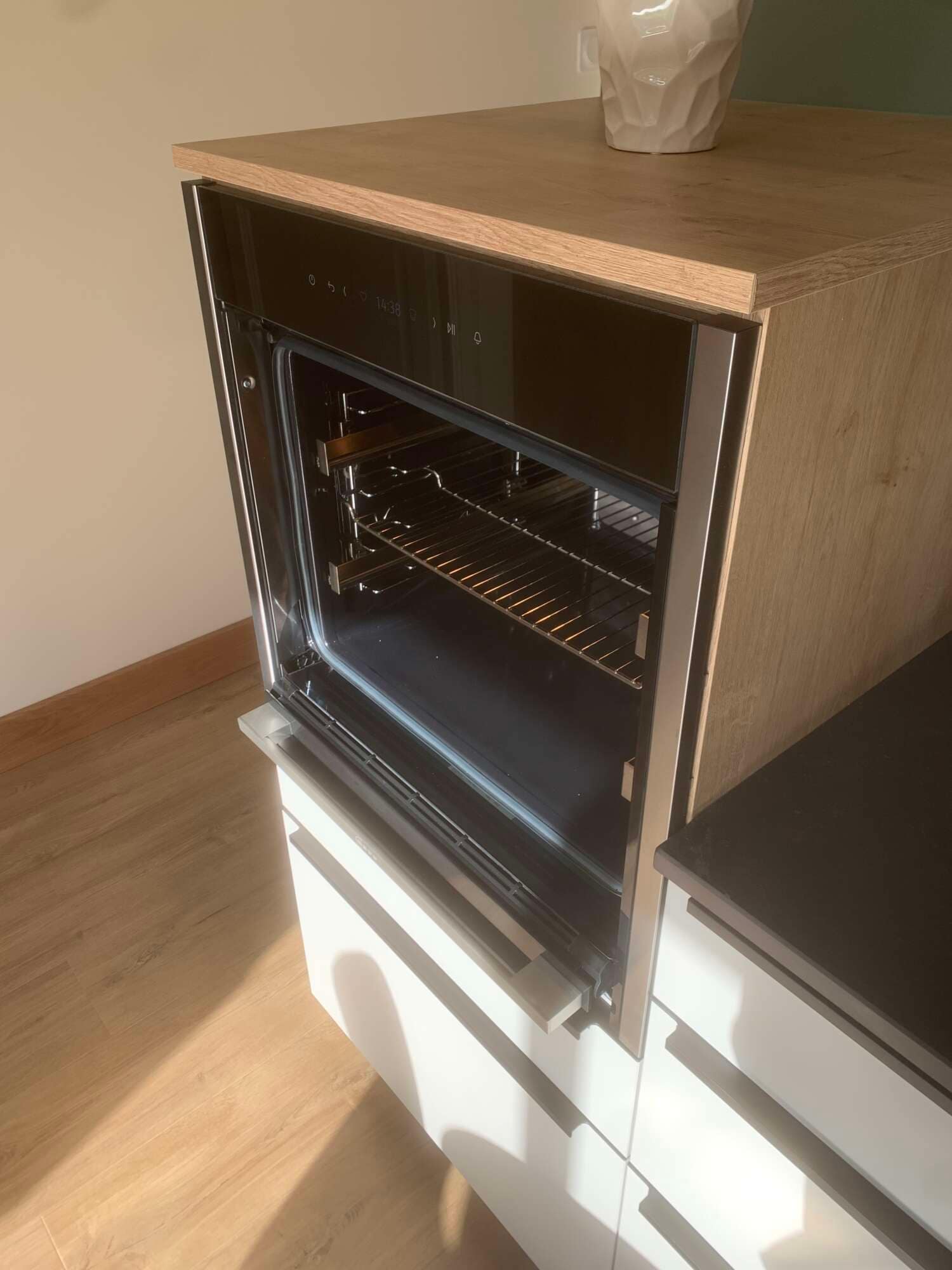 Four encastré intégré dans une cuisine sur mesure à Vitré