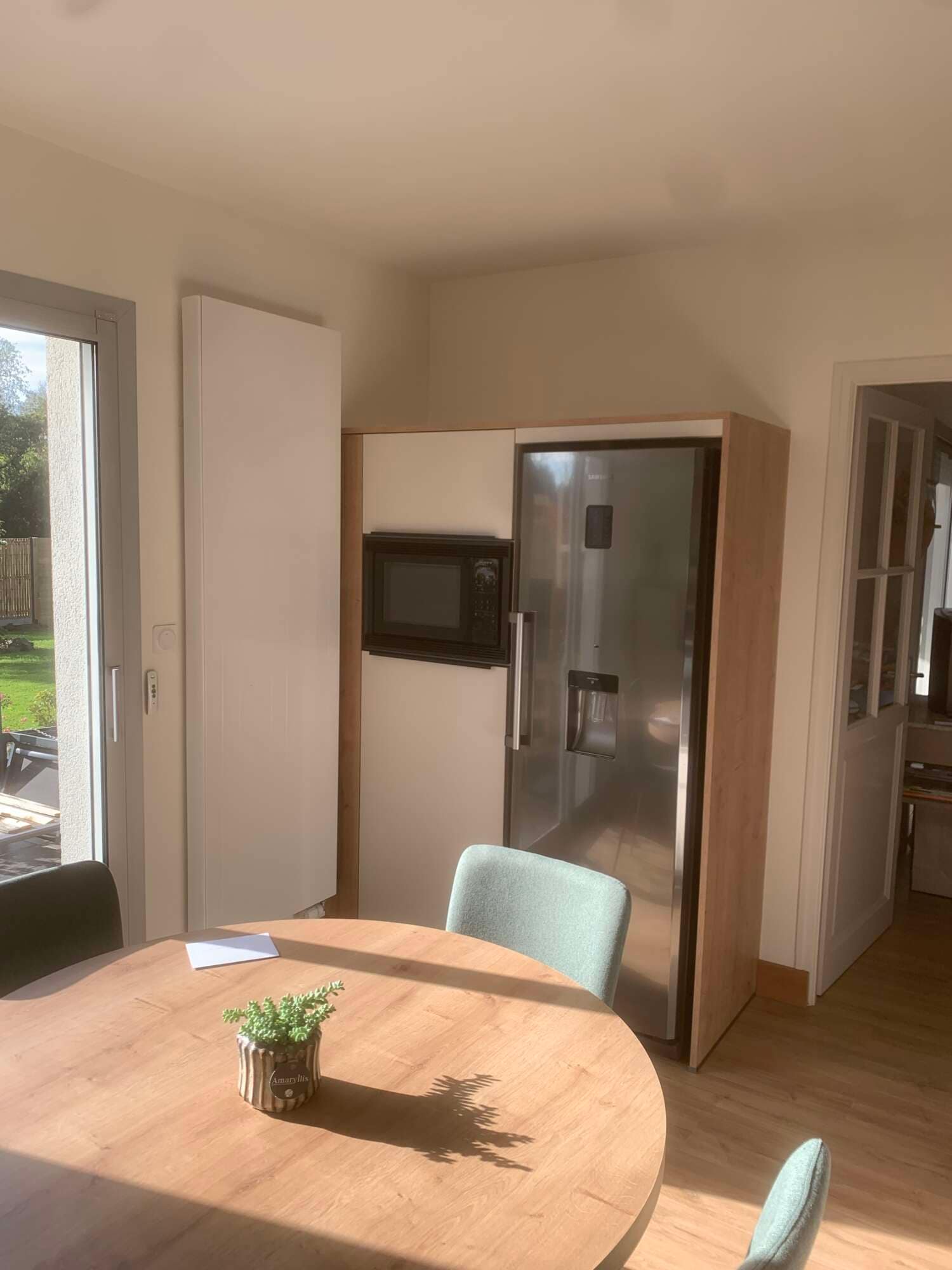 Cuisine sur mesure avec réfrigérateur encastré et rangements hauts à Vitré