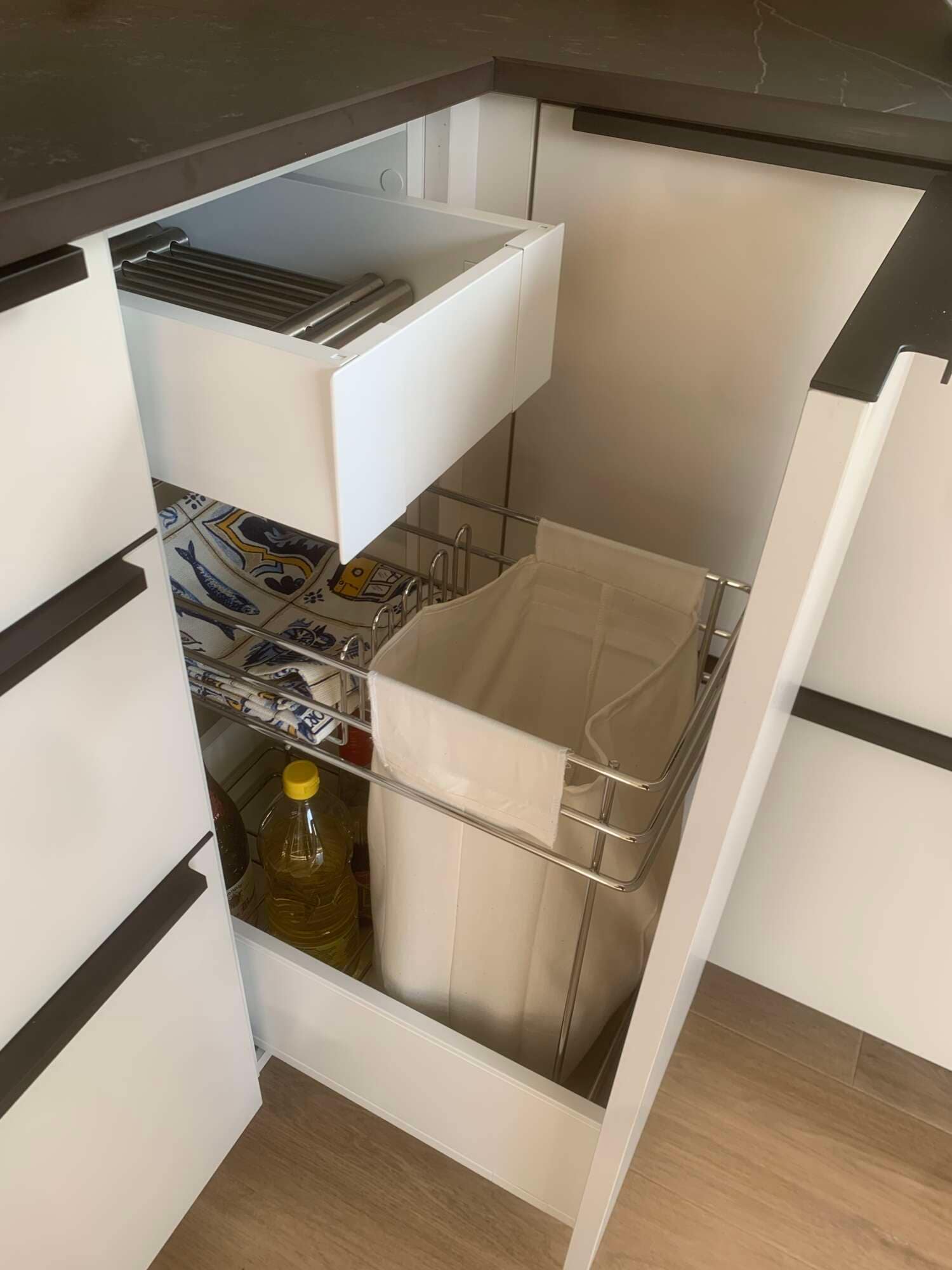 Tiroir coulissant de rangement dans une cuisine sur mesure à Vitré