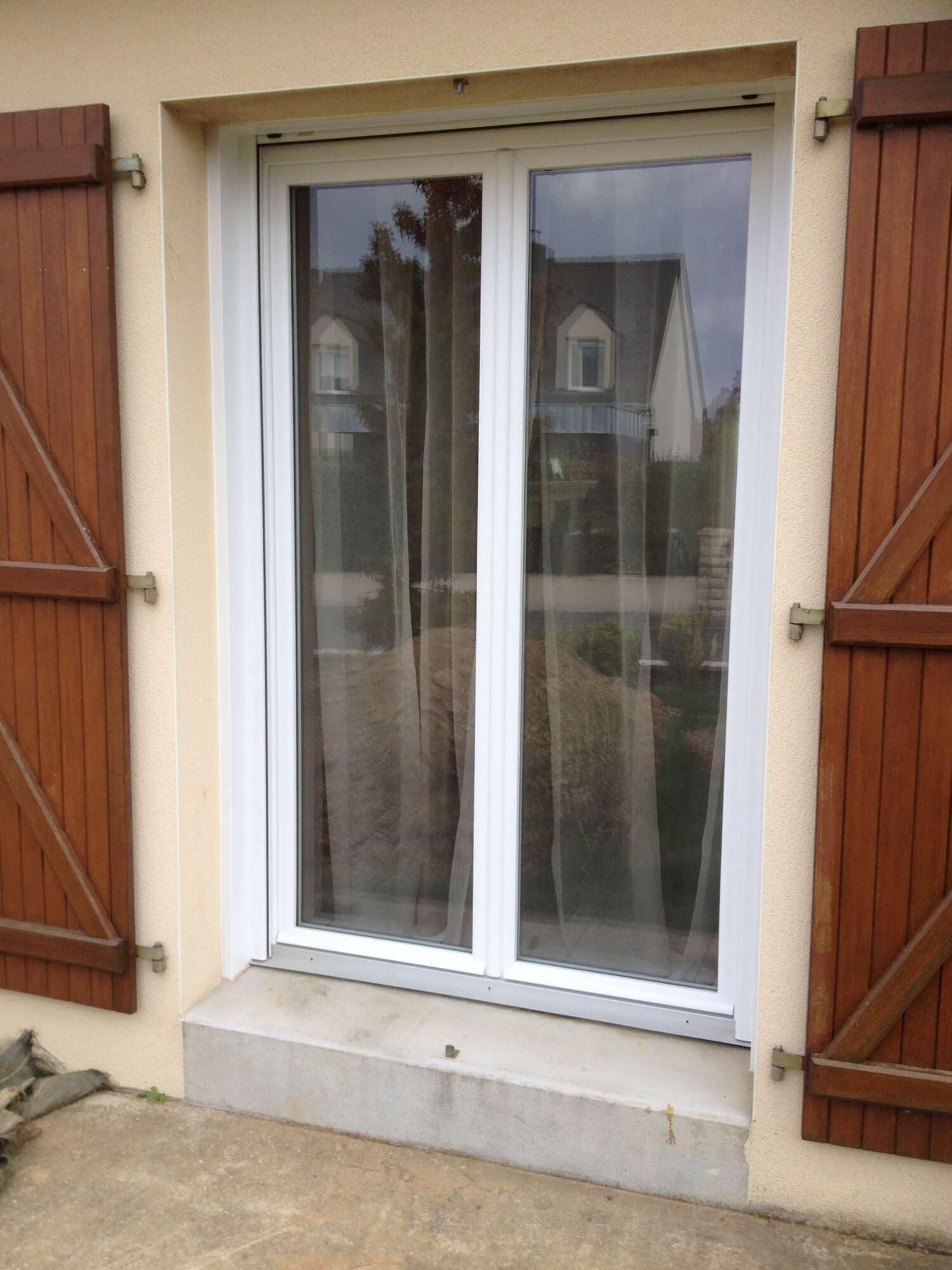 Baie vitrée coulissante avec menuiserie blanche, installation de menuiseries extérieures à Vitré