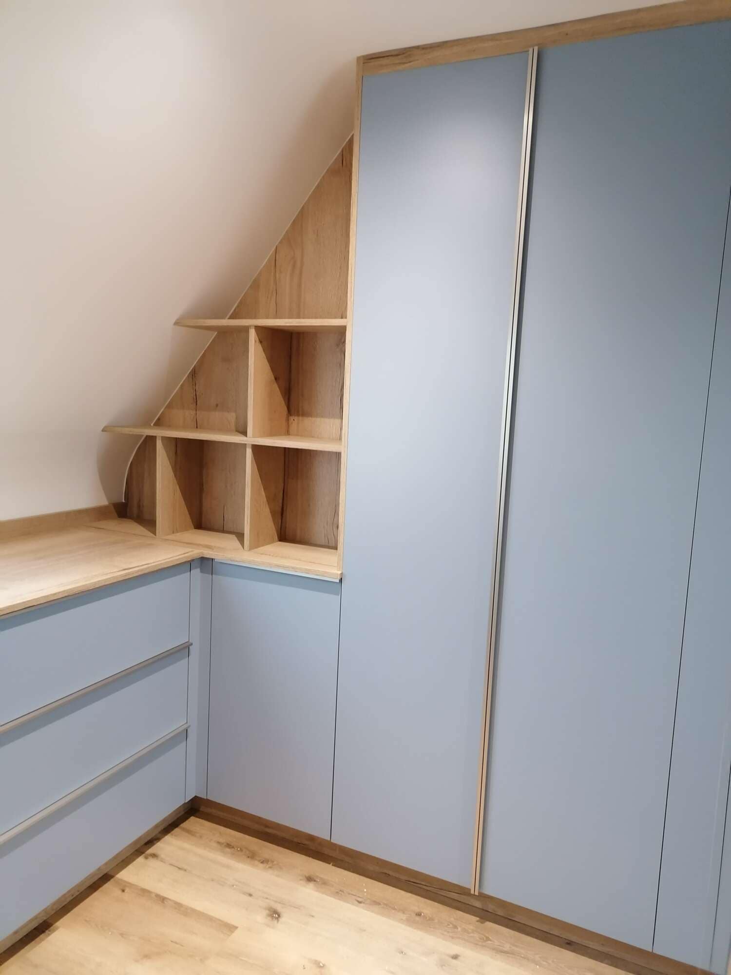 Dressing sur mesure avec étagères ouvertes et meubles bas, optimisation d’espace à Vitré