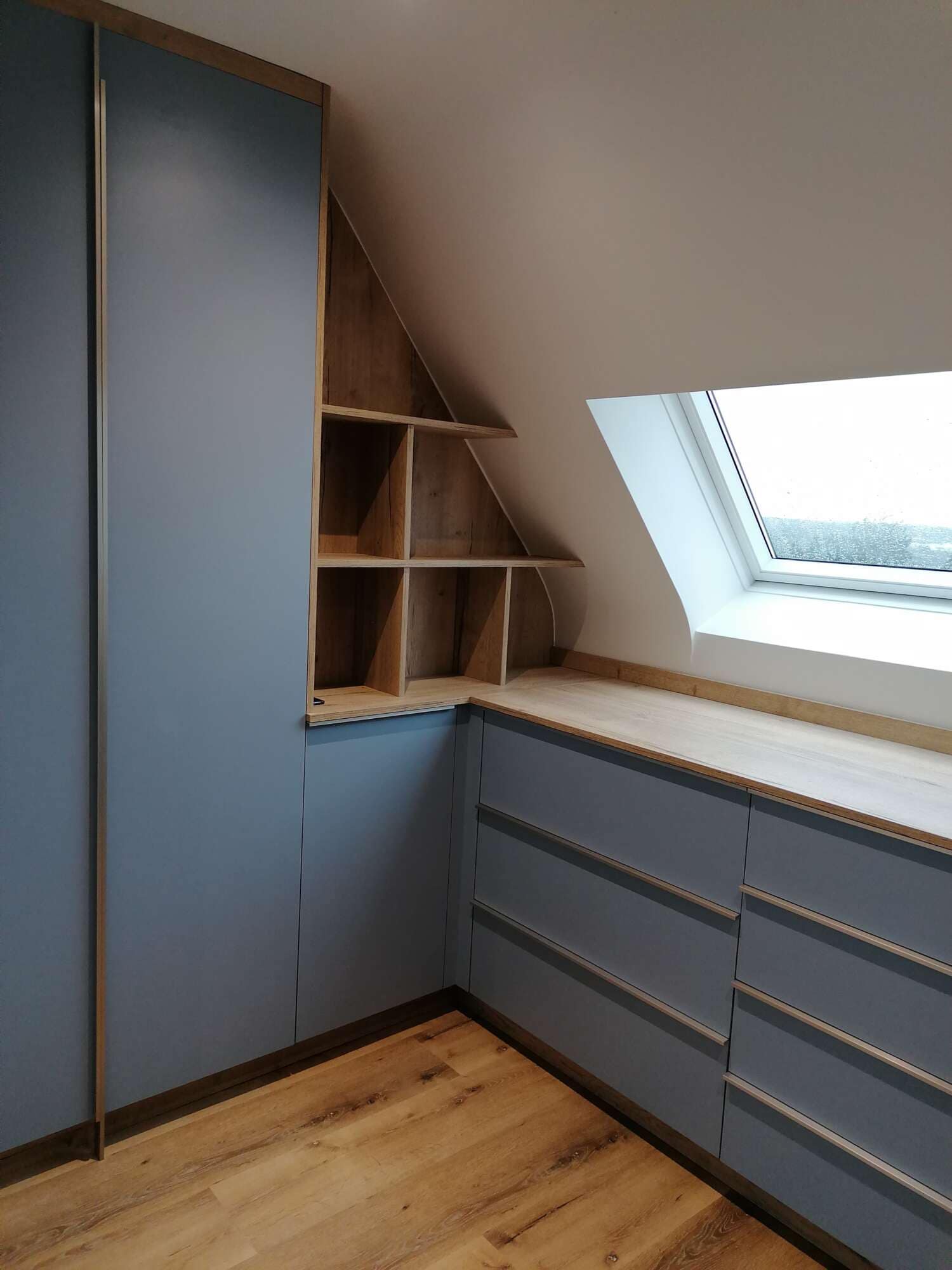 Dressing sous pente avec meubles bas et rangements d’angle sur mesure, Vitré