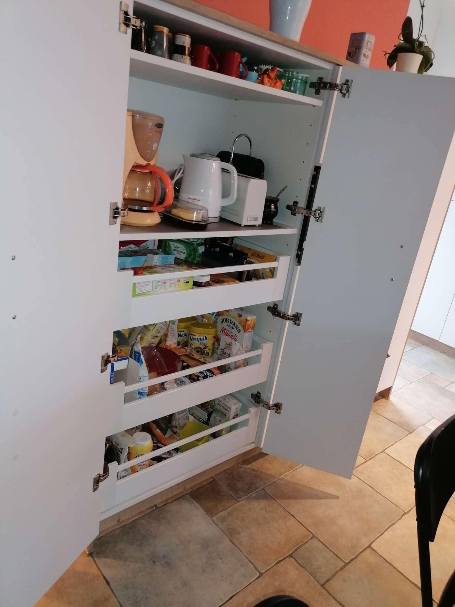 Tiroir coulissant type garde-manger dans une cuisine sur mesure à Vitré