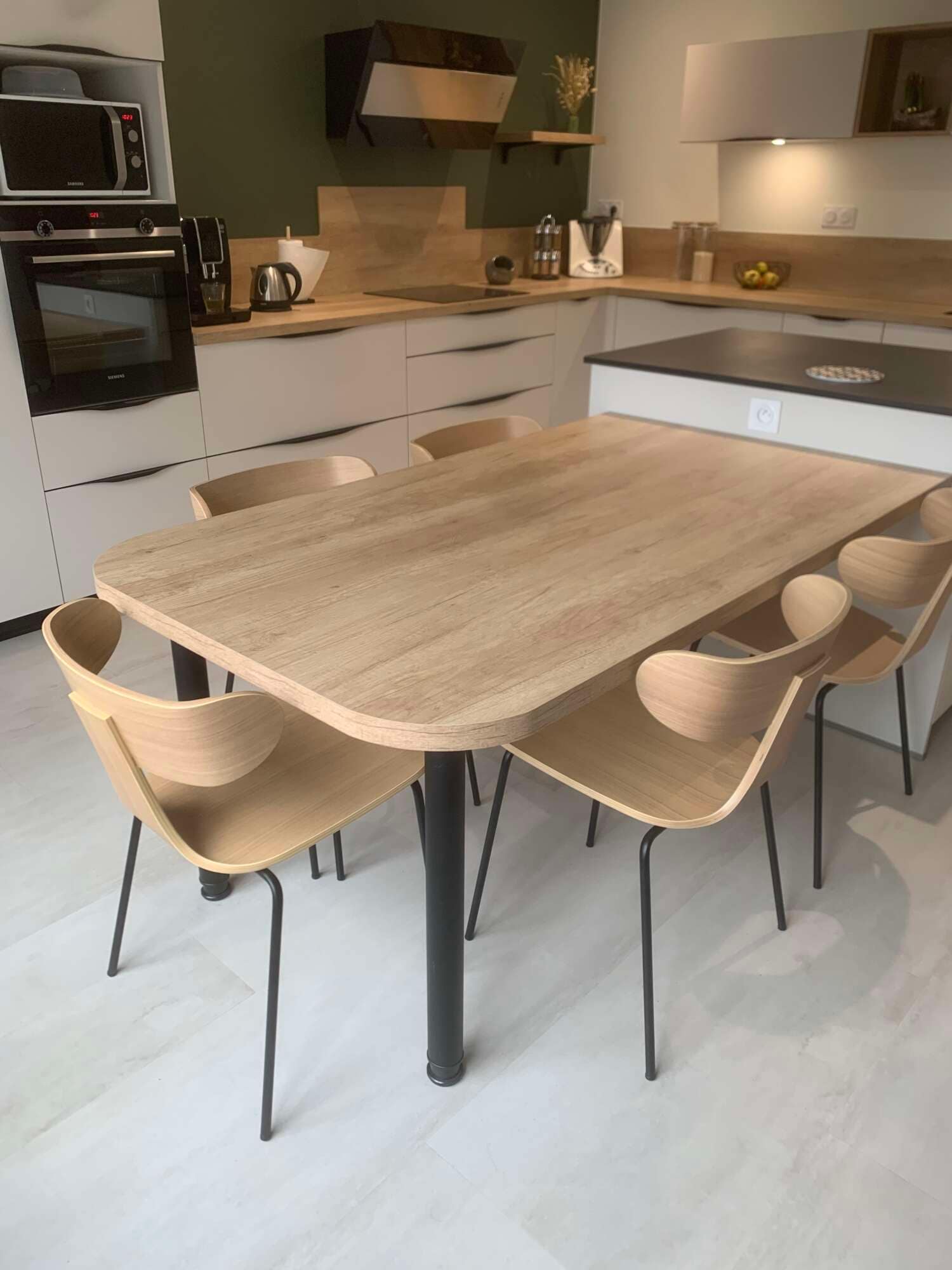 Table bois intégrée à une cuisine sur mesure à Vitré