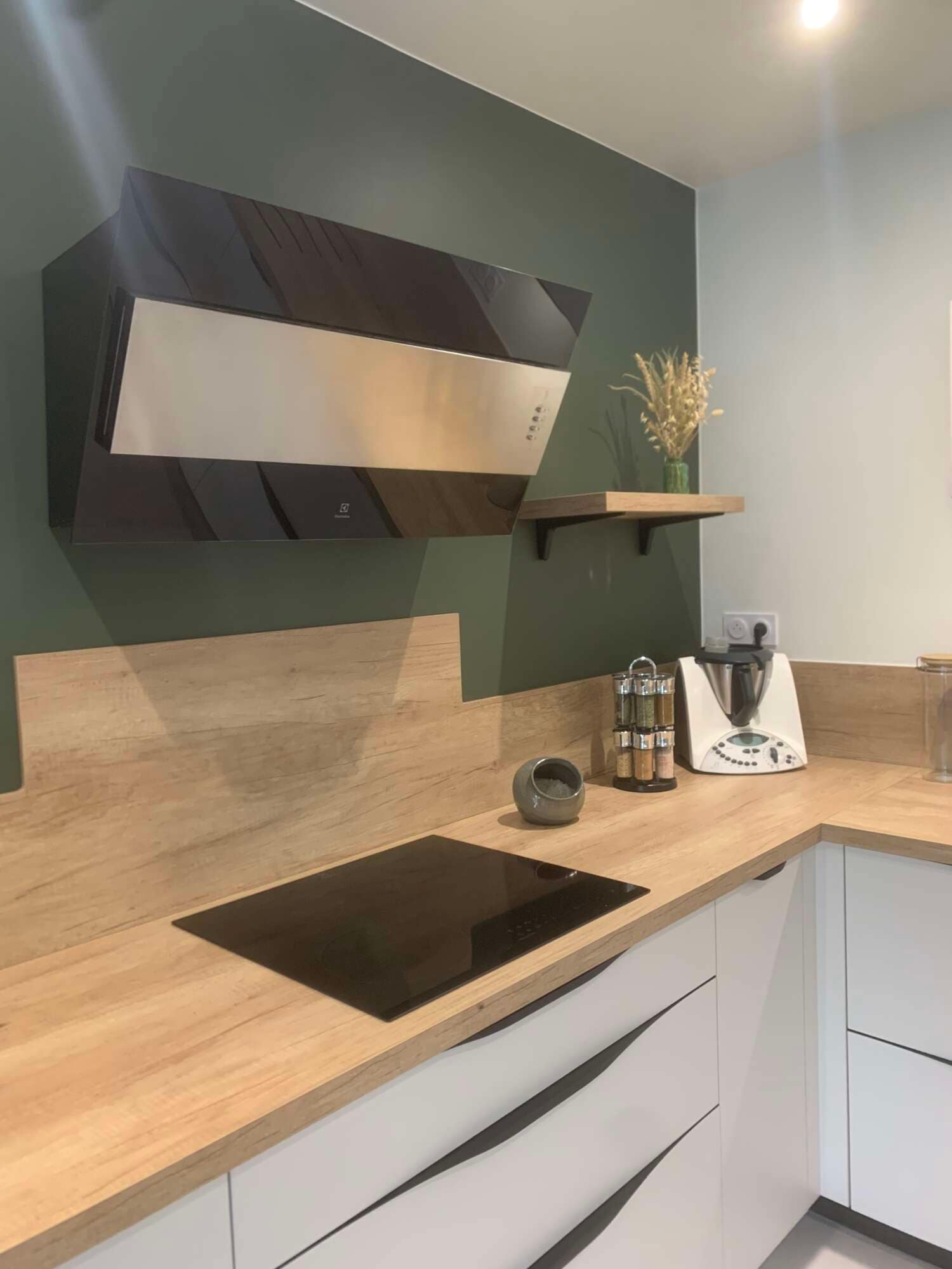 Plan de travail bois avec crédence et rangements sur mesure à Vitré