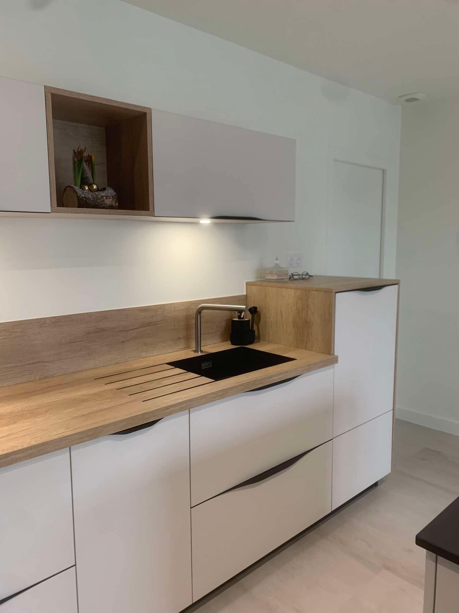 Cuisine sur mesure avec plaque de cuisson intégrée et crédence claire à Vitré