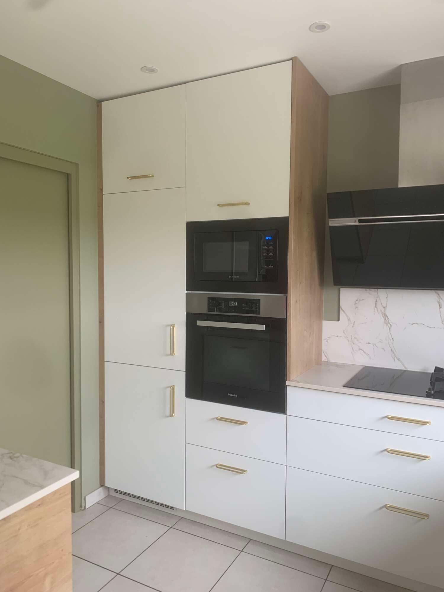 Colonne four et micro-ondes intégrée dans une cuisine sur mesure à Vitré