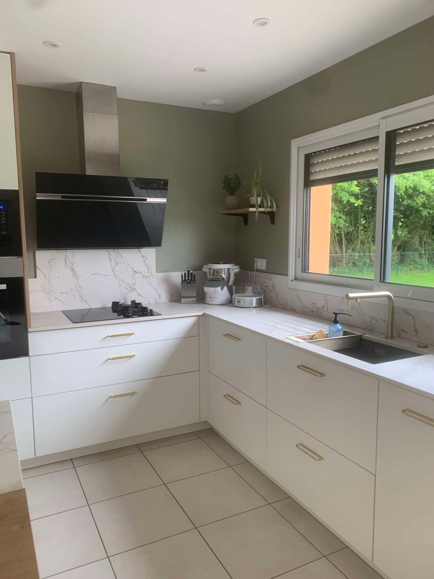 Cuisine sur mesure avec crédence et plan de travail clair à Vitré