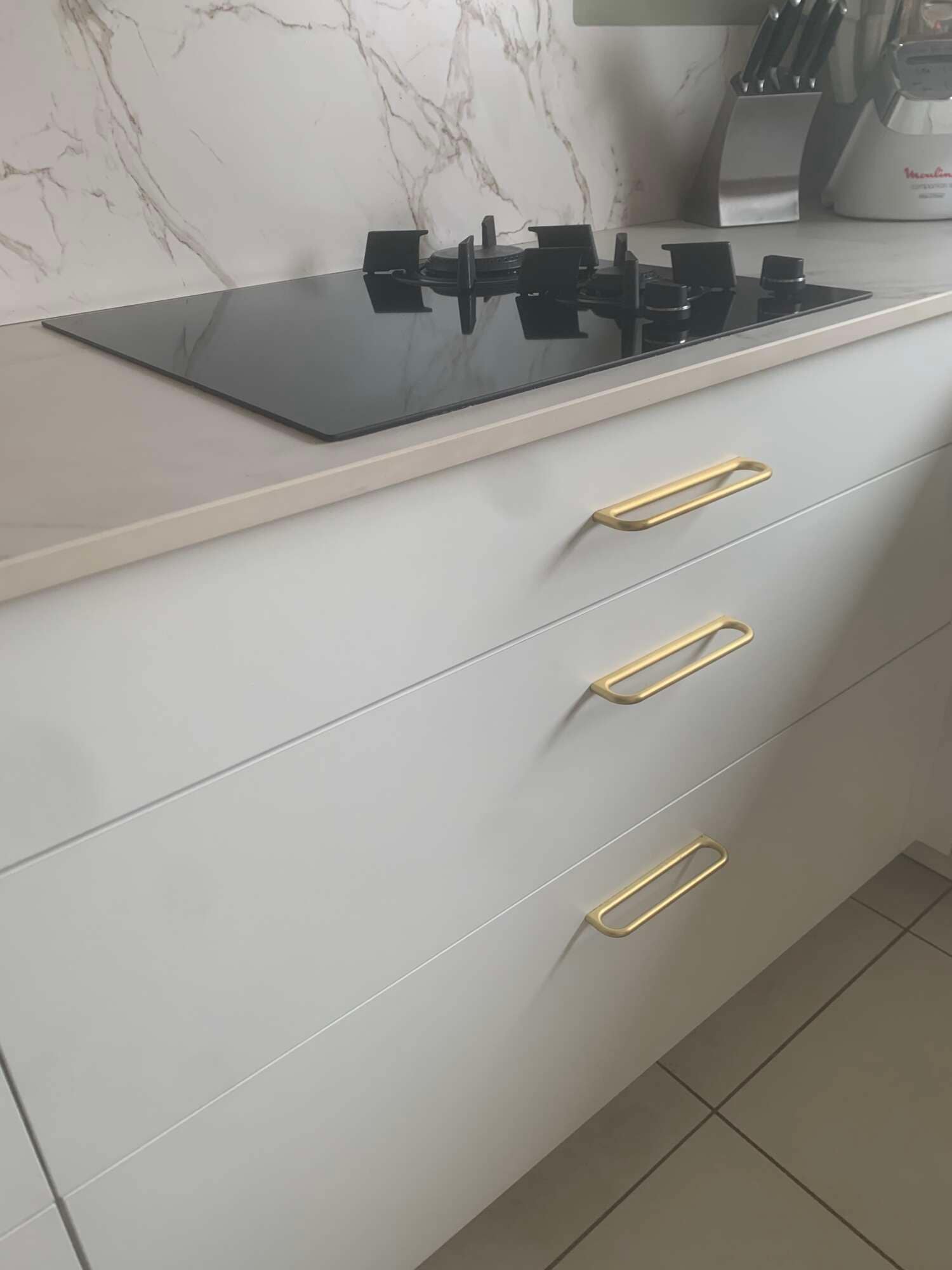 Détail de poignées sur façades de cuisine sur mesure à Vitré