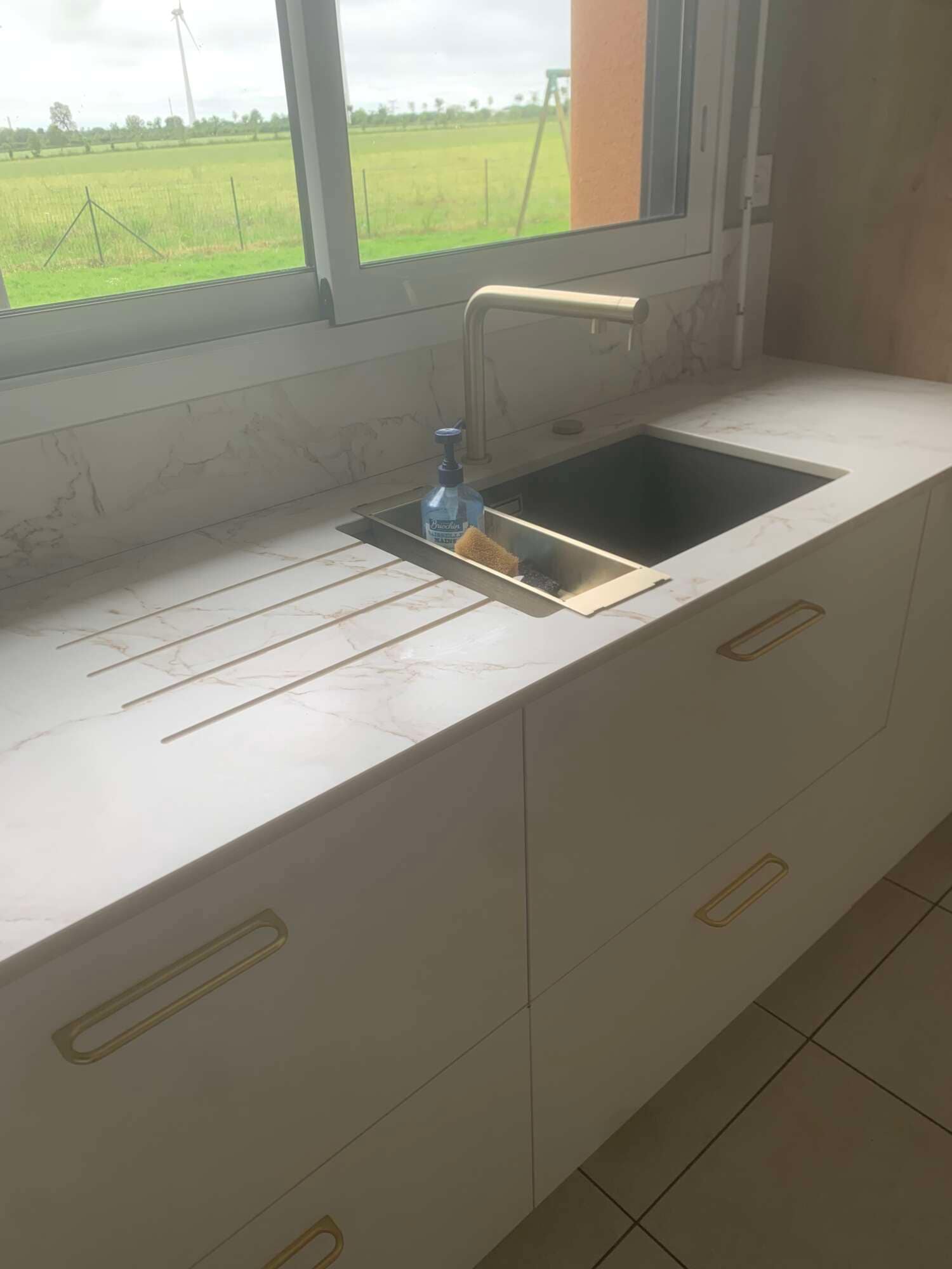 Évier et robinet intégrés dans une cuisine sur mesure à Vitré