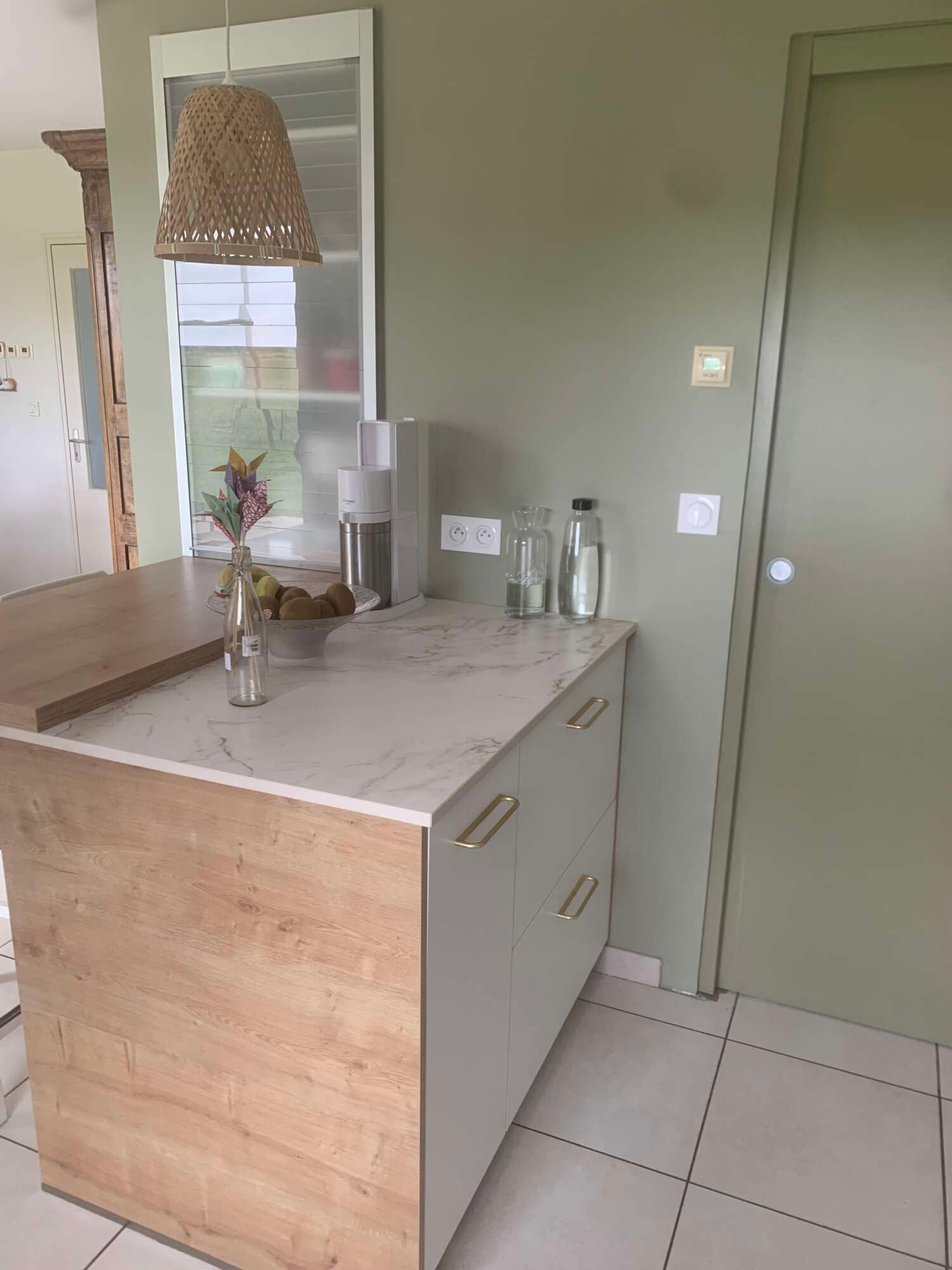 Plan de travail clair dans une cuisine sur mesure à Vitré