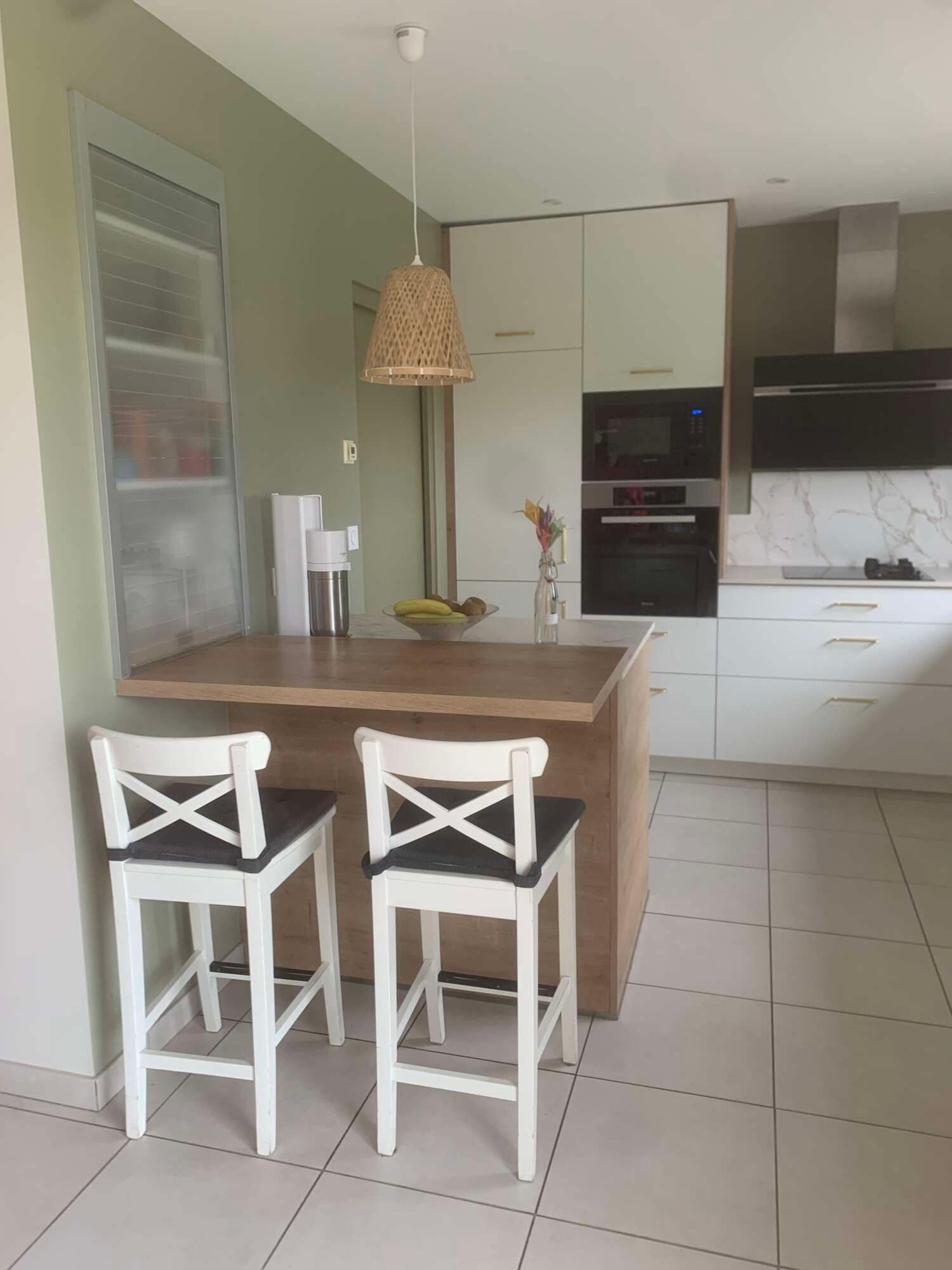Cuisine sur mesure avec table bois et chaises intégrées à Vitré