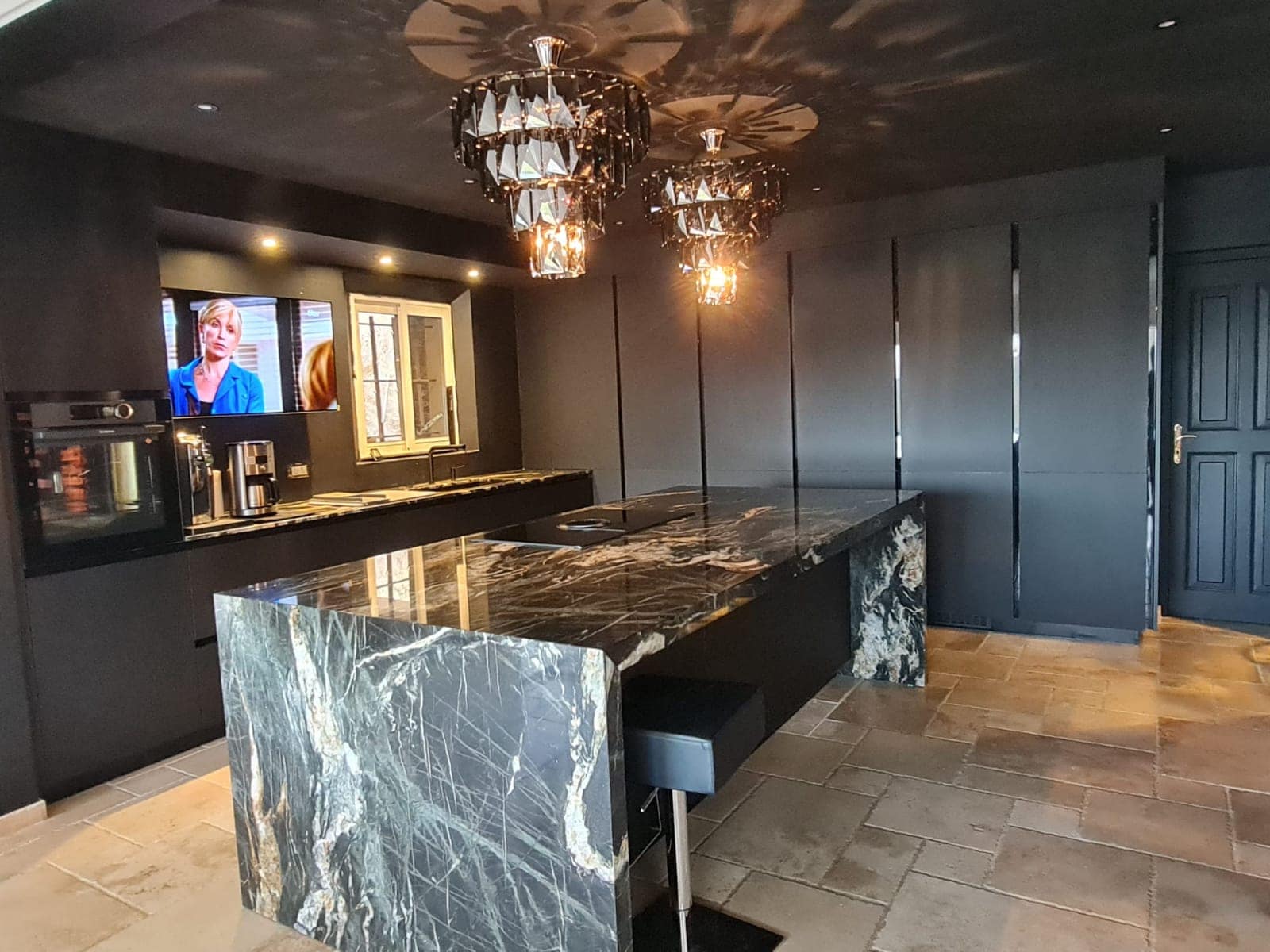 Îlot central avec plan de travail effet marbre dans une cuisine sur mesure à Vitré