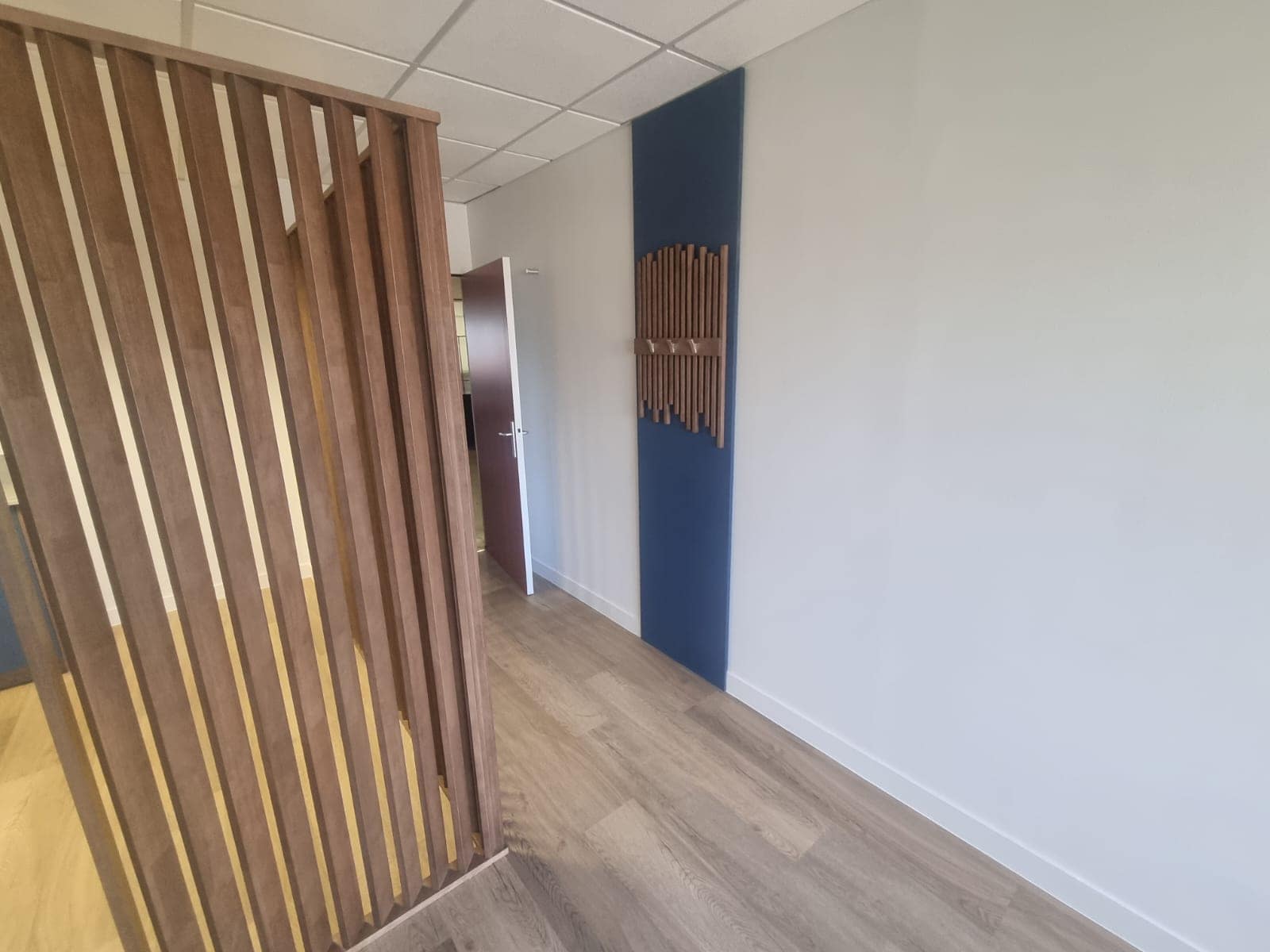 Claustra bois intérieur sur mesure dans un espace professionnel à Vitré