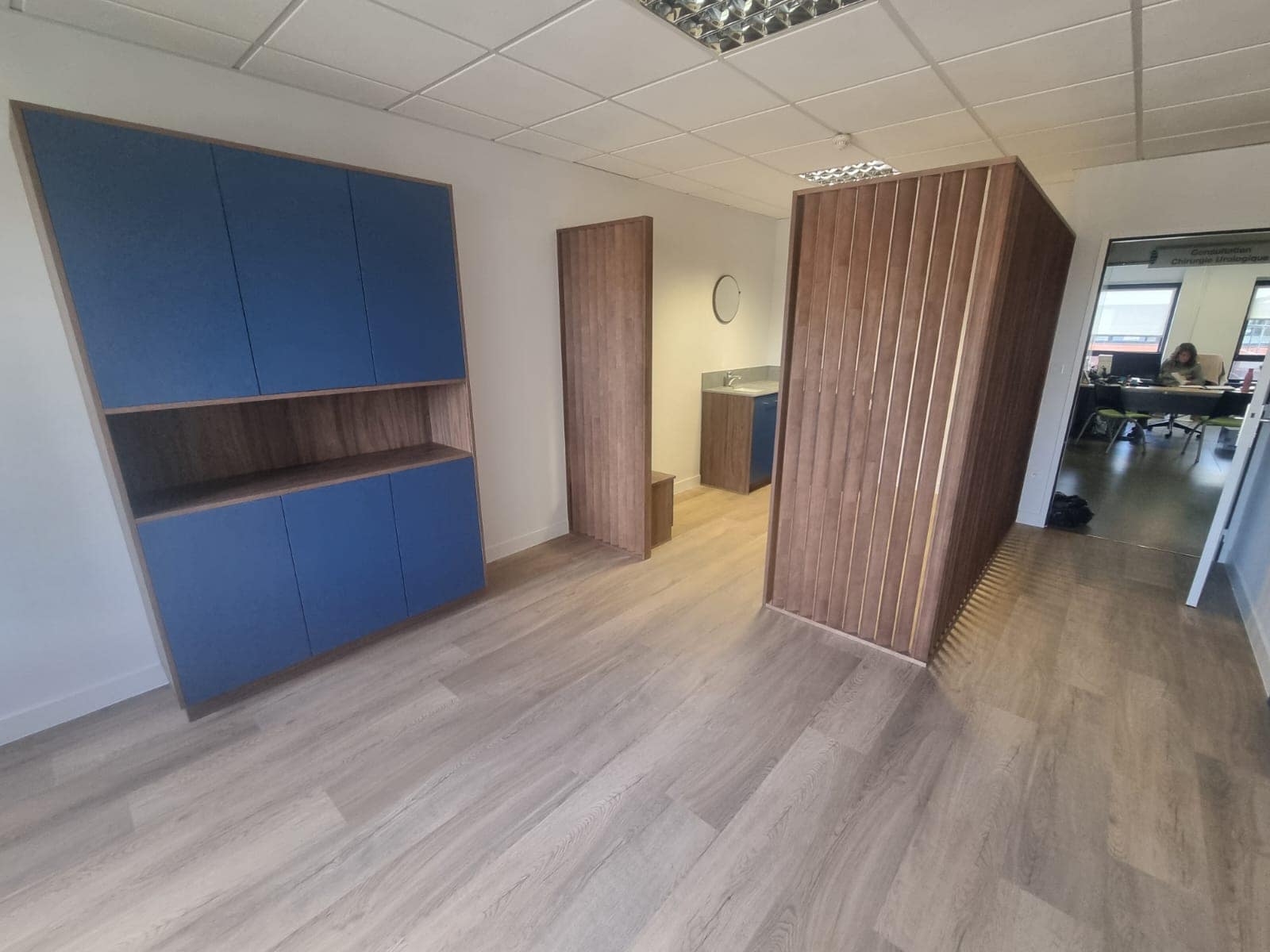 Aménagement de bureau professionnel avec cloison bois sur mesure à Vitré