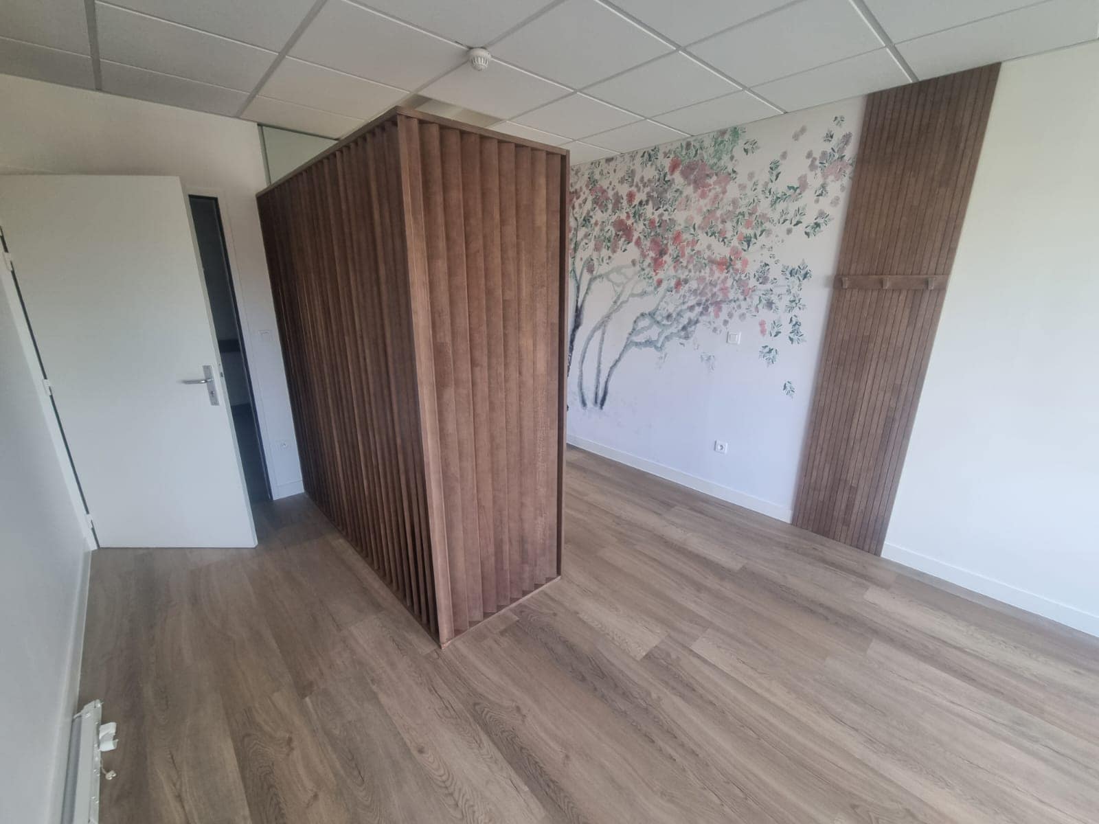 Claustra bois sur mesure en séparation centrale dans une pièce, secteur Vitré