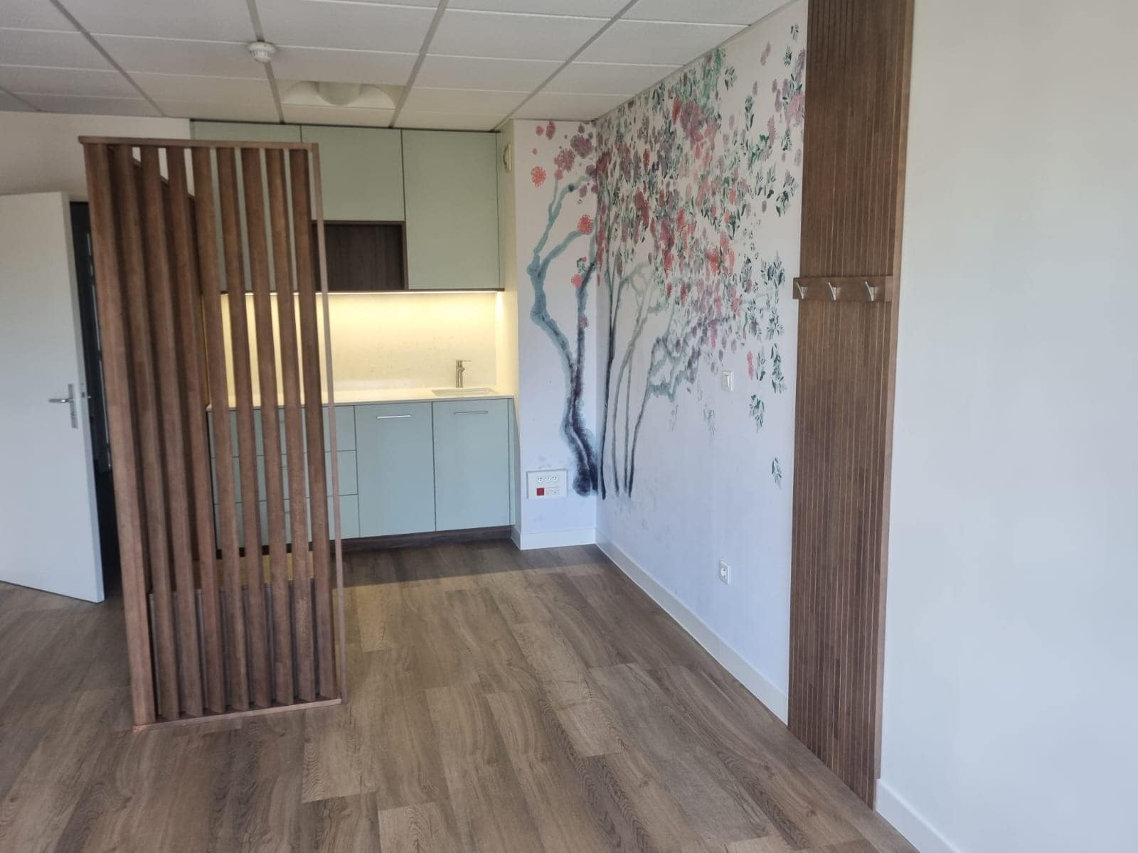 Claustra bois vertical sur mesure dans une pièce avec cuisine aménagée, secteur Vitré