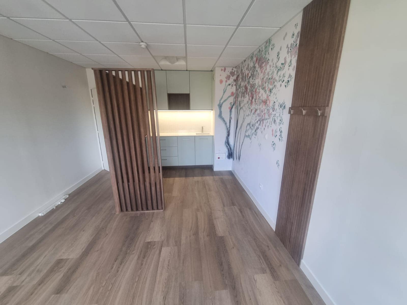 Cloison bois ajourée sur mesure pour bureaux professionnels à Vitré