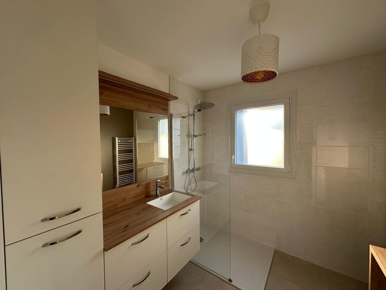 meuble de salle de bain sur mesure avec plan bois et colonne de rangement, rénovation salle de bain vitré