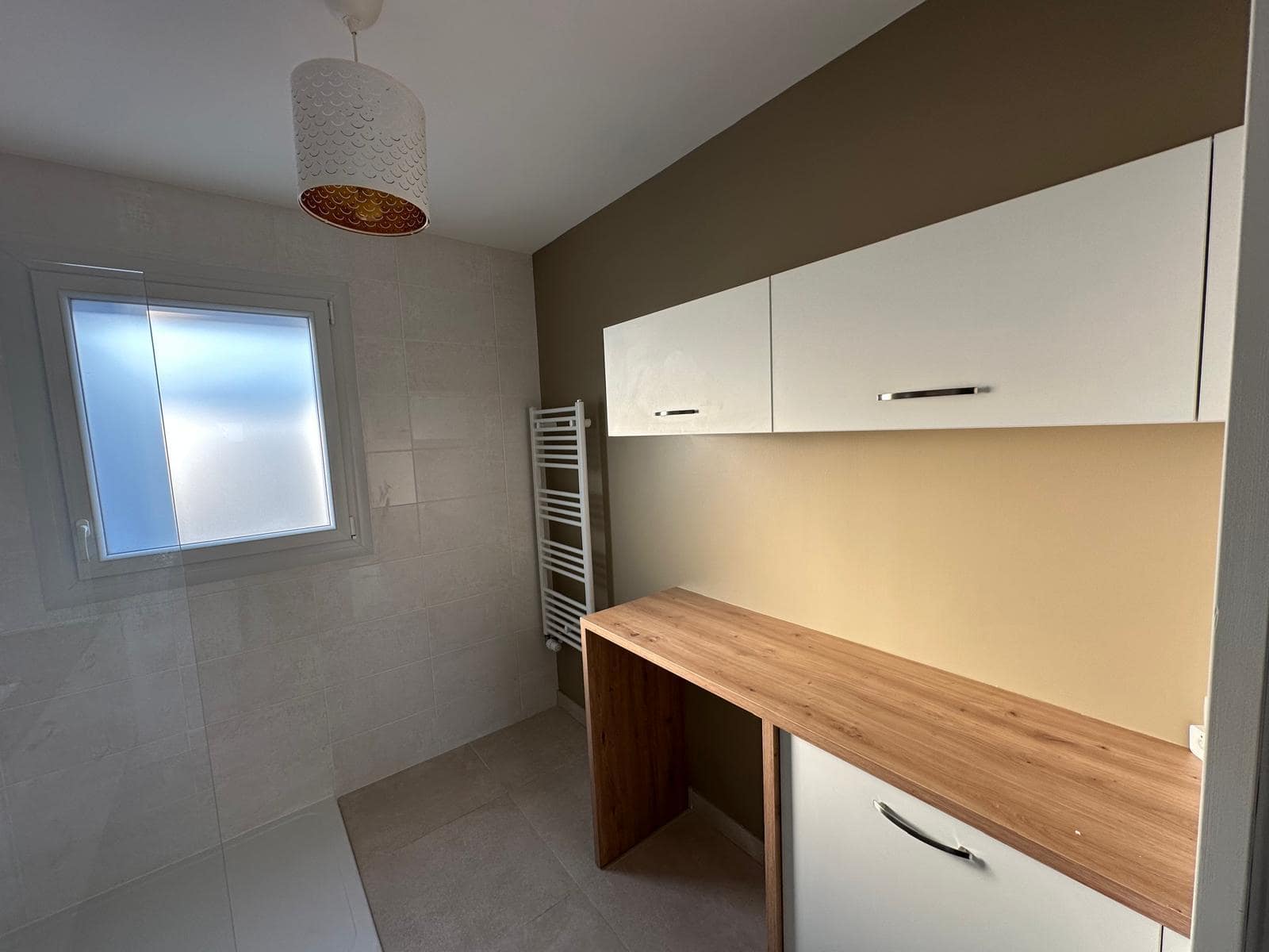 meuble de salle de bain suspendu avec plan bois et rangements intégrés, agencement salle de bain vitré