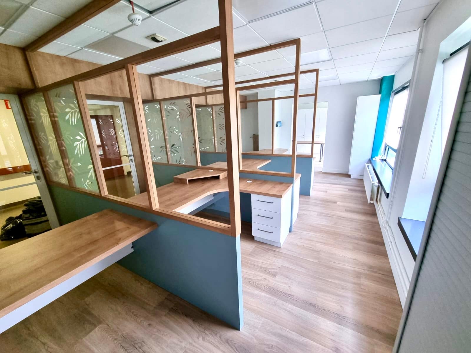 Banque d’accueil professionnelle sur mesure en bois et verre à Vitré