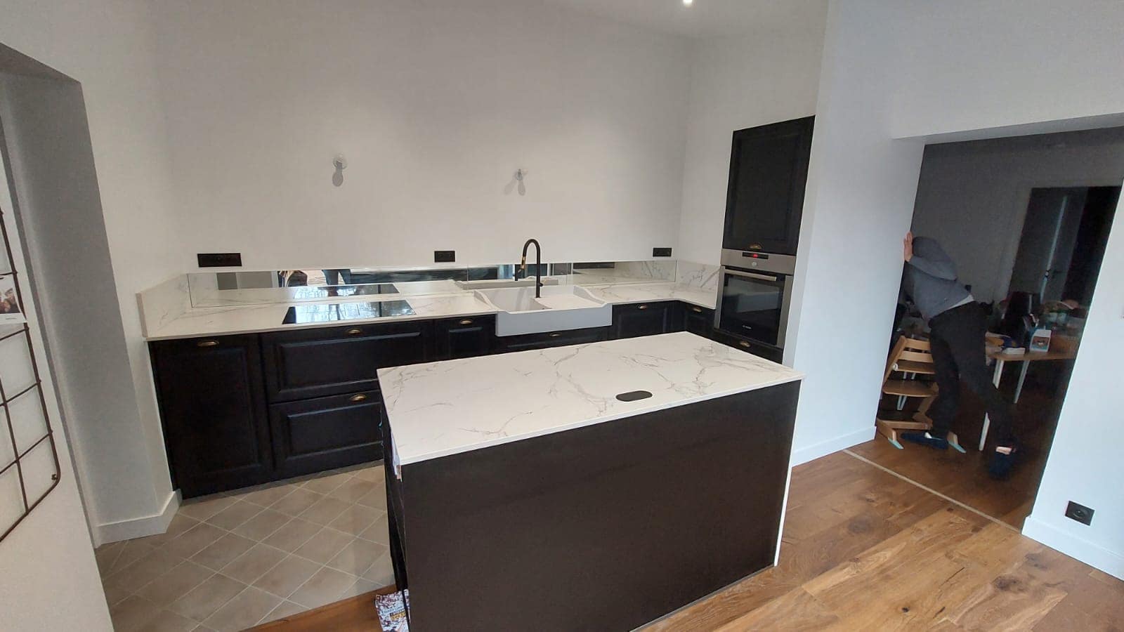 Îlot central avec rangements et plan de travail clair à Vitré