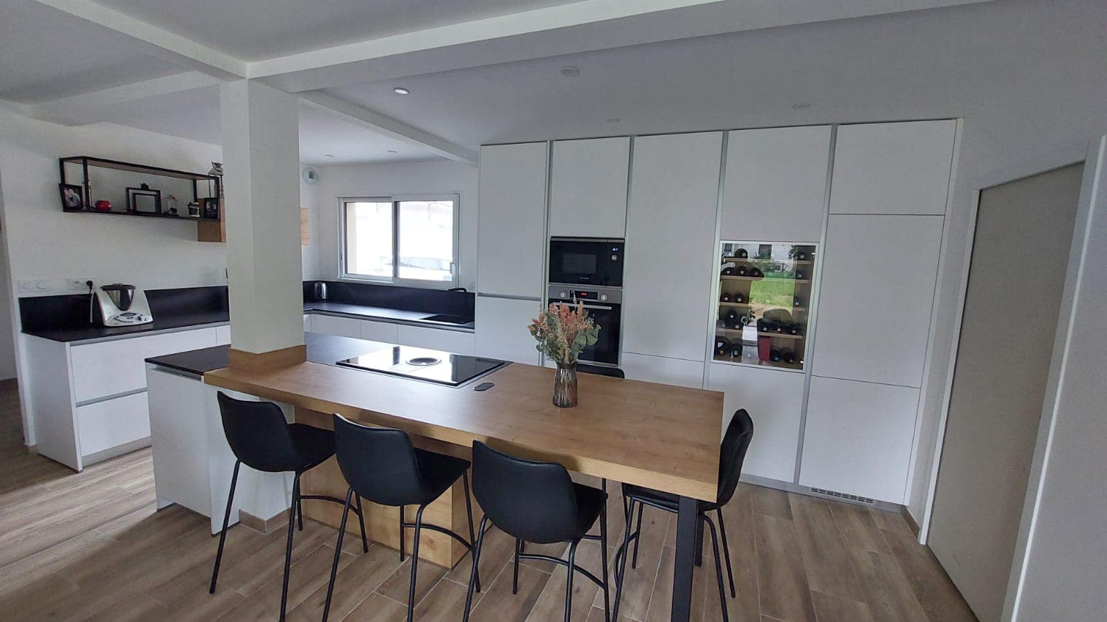 Cuisine sur mesure avec îlot central et assises à Vitré