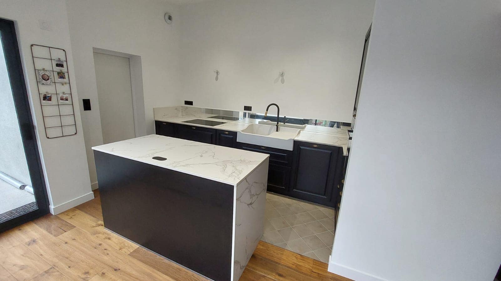 Cuisine sur mesure avec îlot noir et plan de travail clair à Vitré