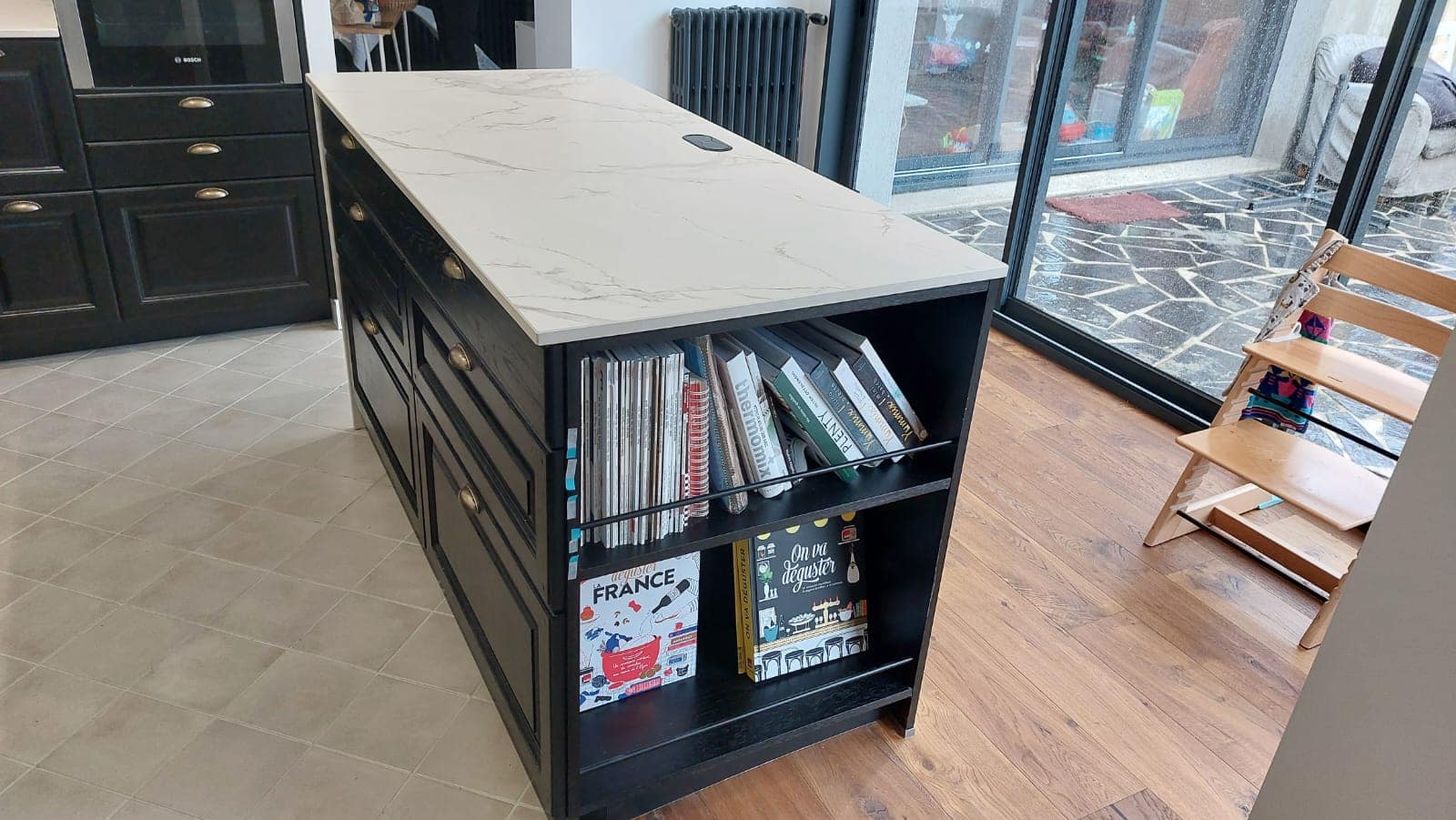 Îlot de cuisine sur mesure avec rangements ouverts intégrés à Vitré