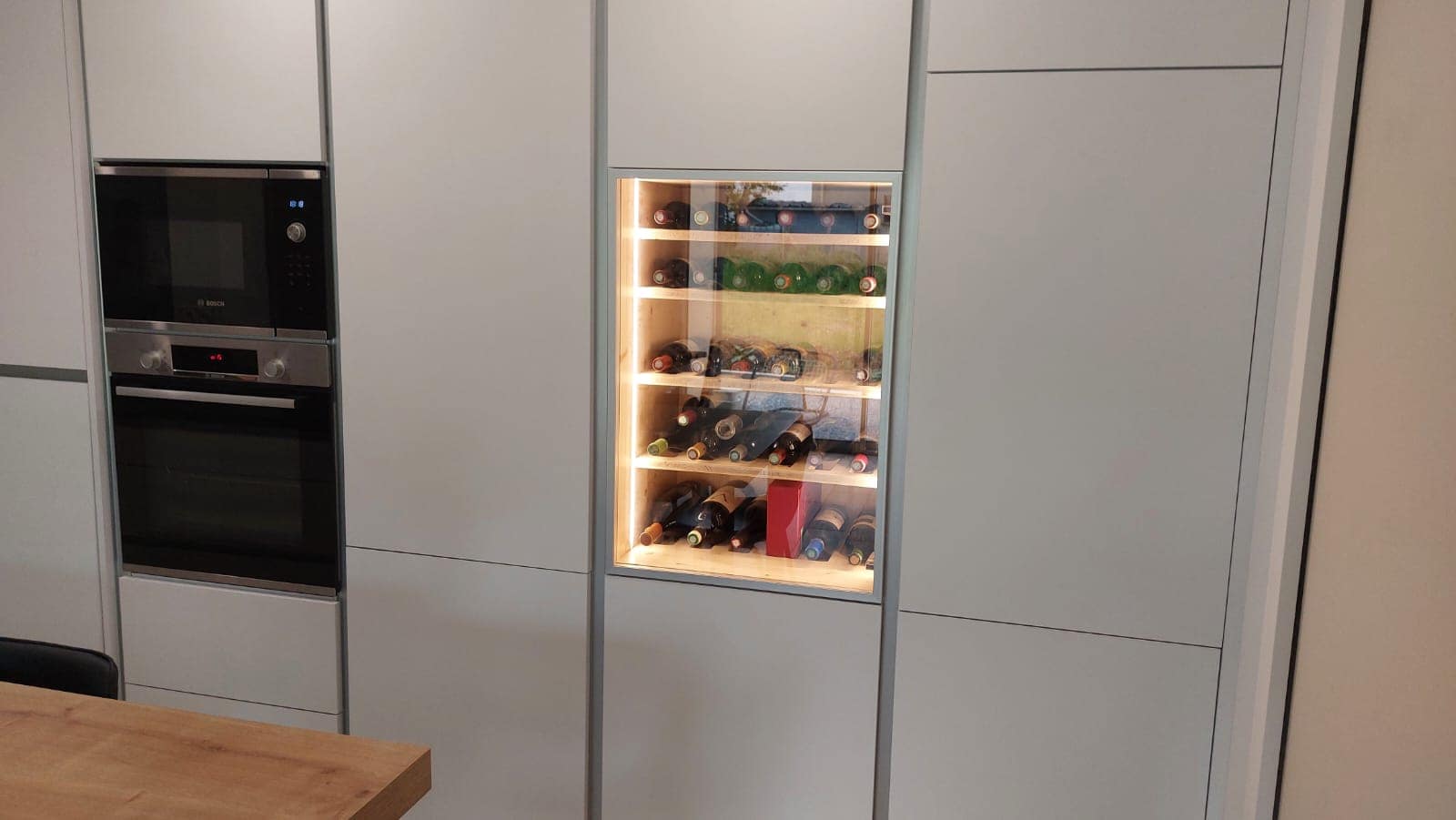 Cave à vin encastrée dans une cuisine sur mesure à Vitré