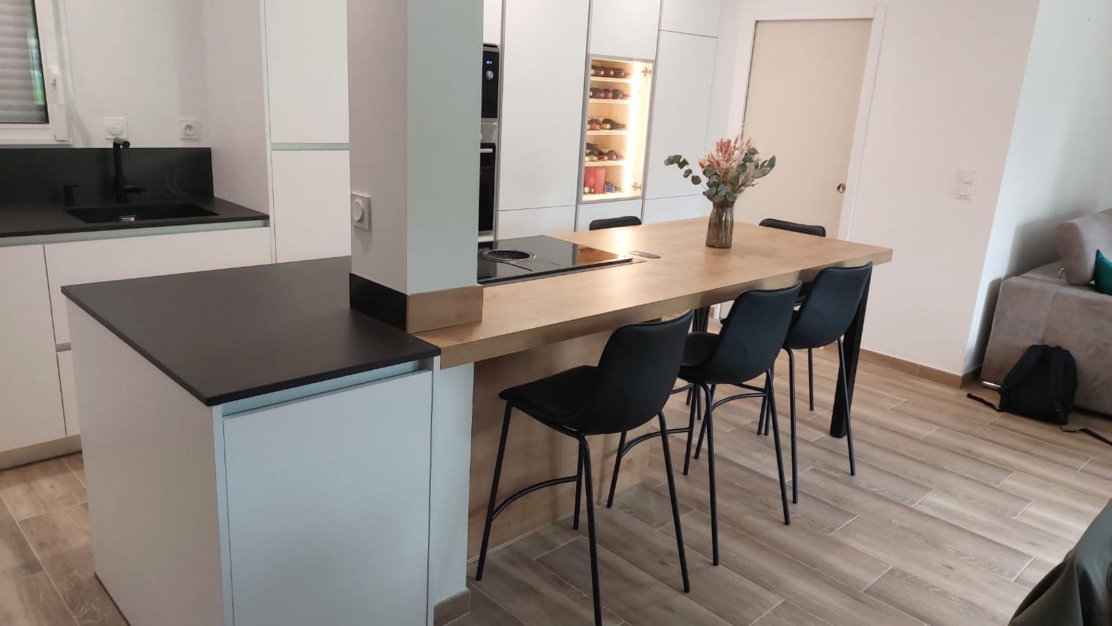 Cuisine ouverte sur séjour avec îlot et rangements sur mesure à Vitré