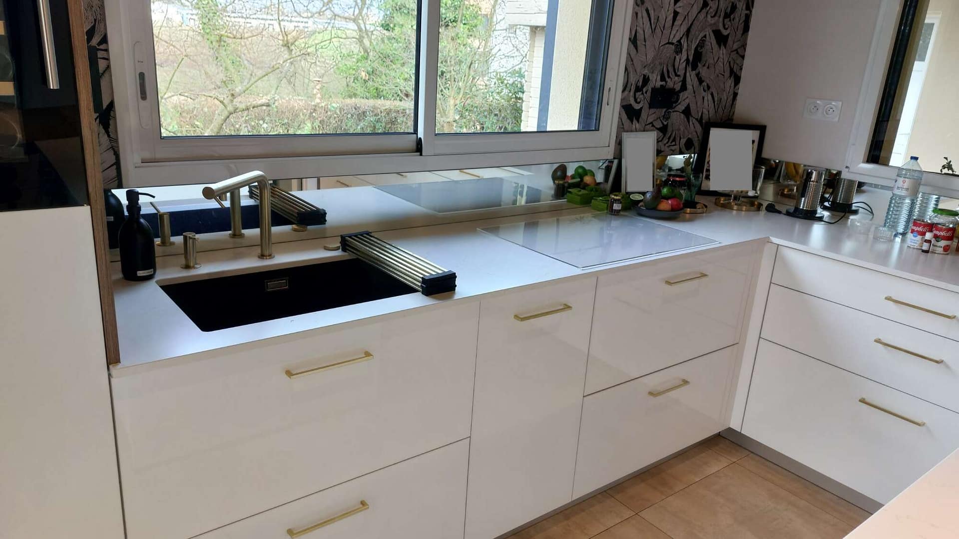 Cuisine sur mesure avec plan de travail clair et rangements intégrés à Vitré