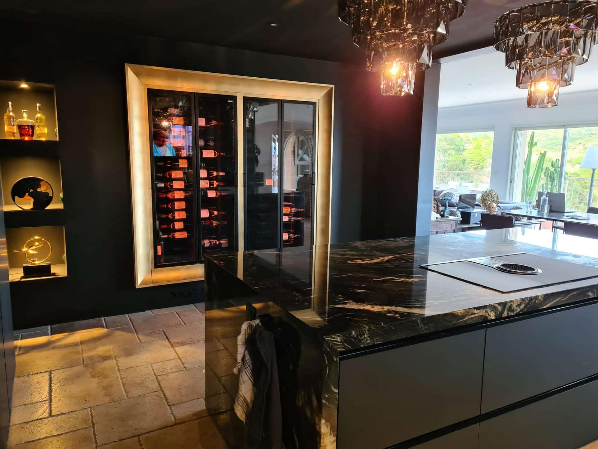 Cave à vin intégrée dans un îlot de cuisine sur mesure à Vitré