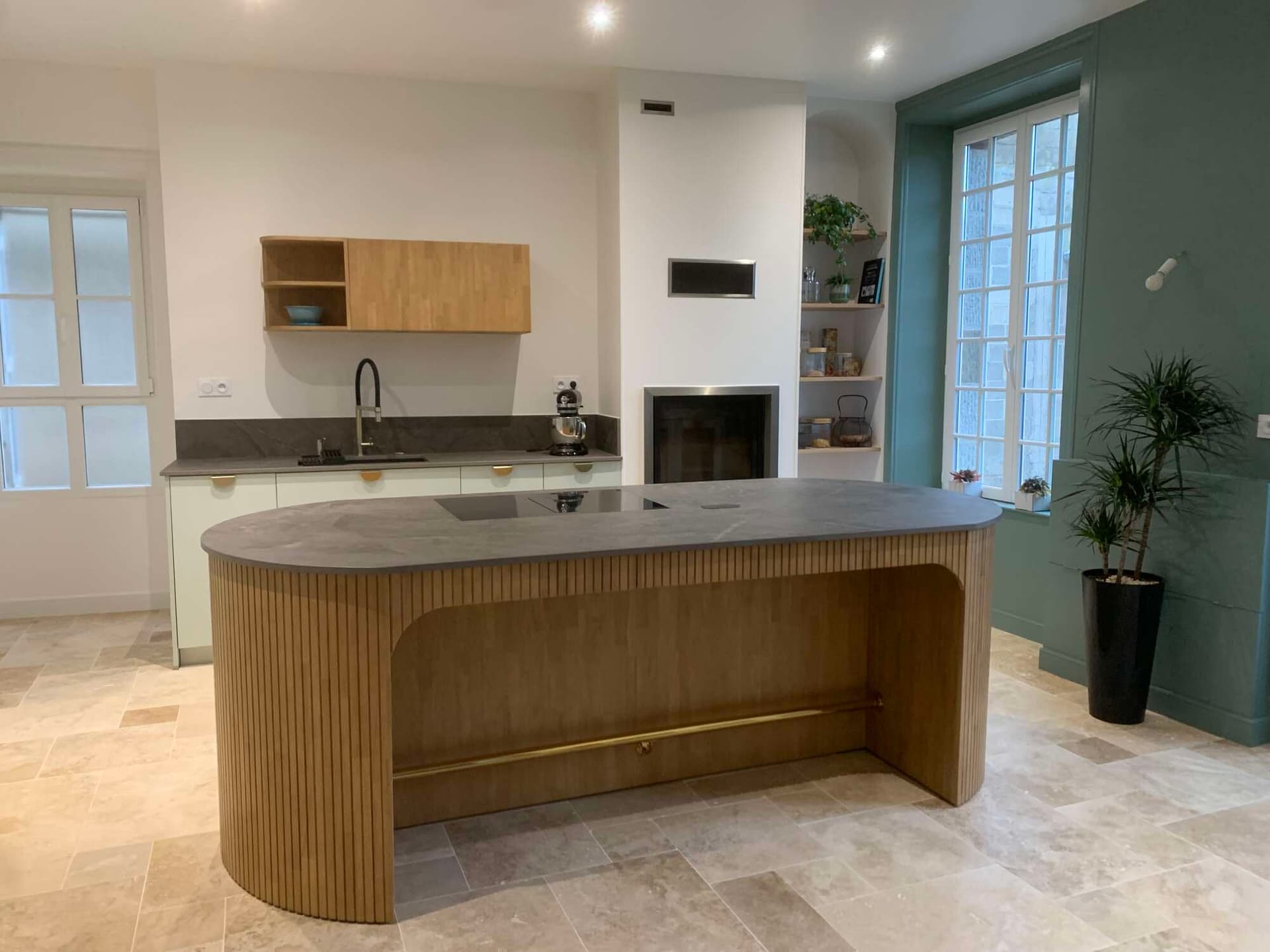 Îlot central bois avec plan de travail clair dans une cuisine sur mesure à Vitré