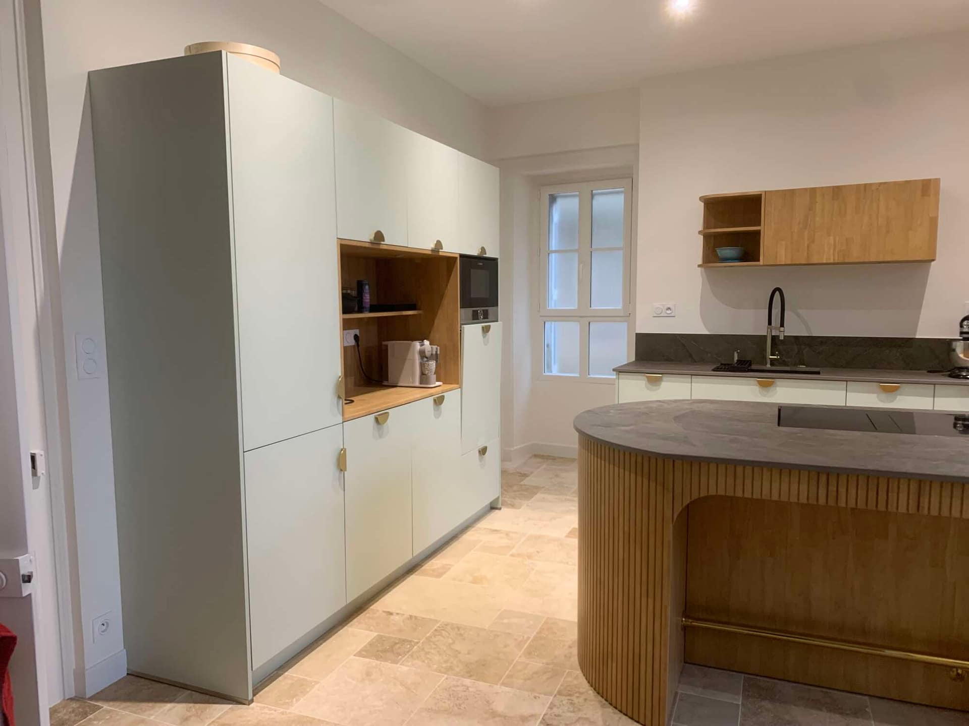 Cuisine sur mesure avec îlot central et rangements bois à Vitré
