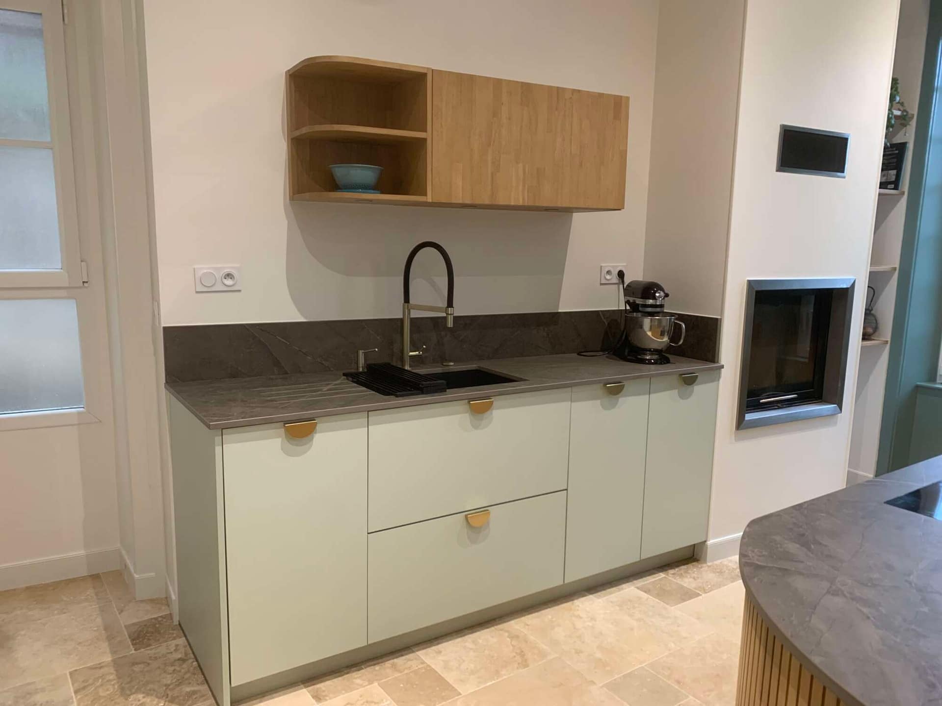 Meuble évier avec rangements et façades vitrées dans une cuisine sur mesure à Vitré